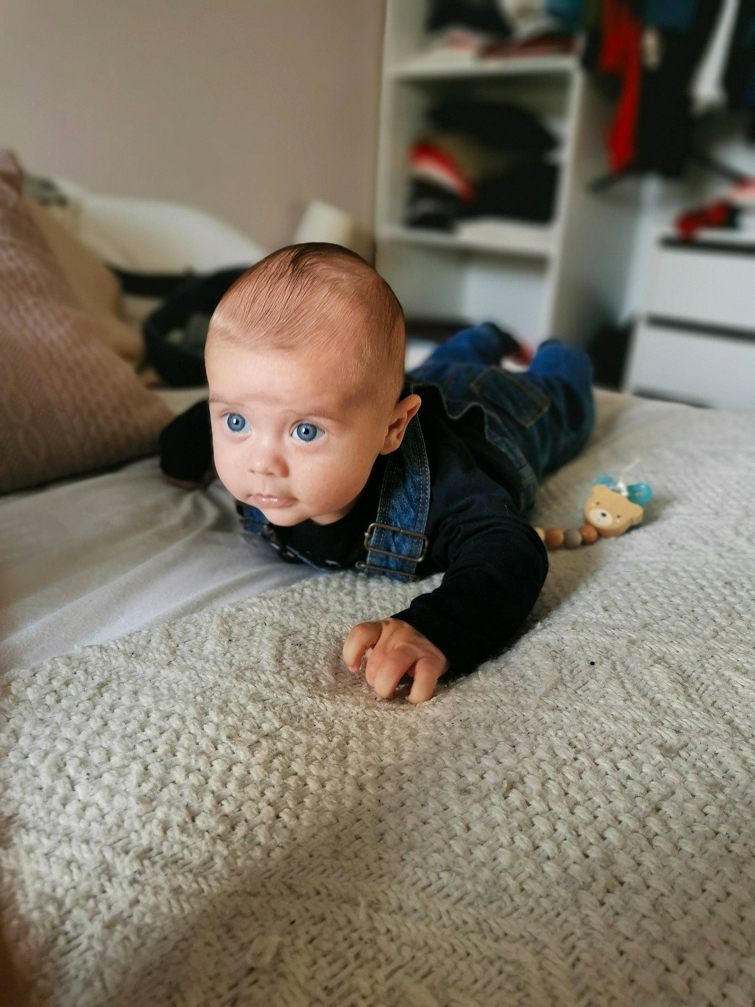 Émile a rejoint le concours — aidez-le/la à gagner de superbes lots ! baby, baby_toddler_clothing, carpet, cheek, child, comfort, crawling, eye, flash_photography, floor, flooring, grey, hardwood, linens, person, room, sitting, skin, toddler, wood