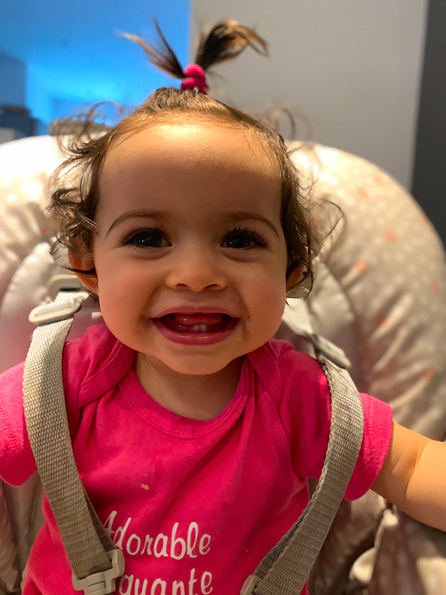 Mia a rejoint le concours — aidez-le/la à gagner de superbes lots ! baby, cheek, child, chin, ear, face, facial_expression, forehead, fun, hair, hair_accessory, hairstyle, happy, head, joy, lip, organ, person, pink, skin