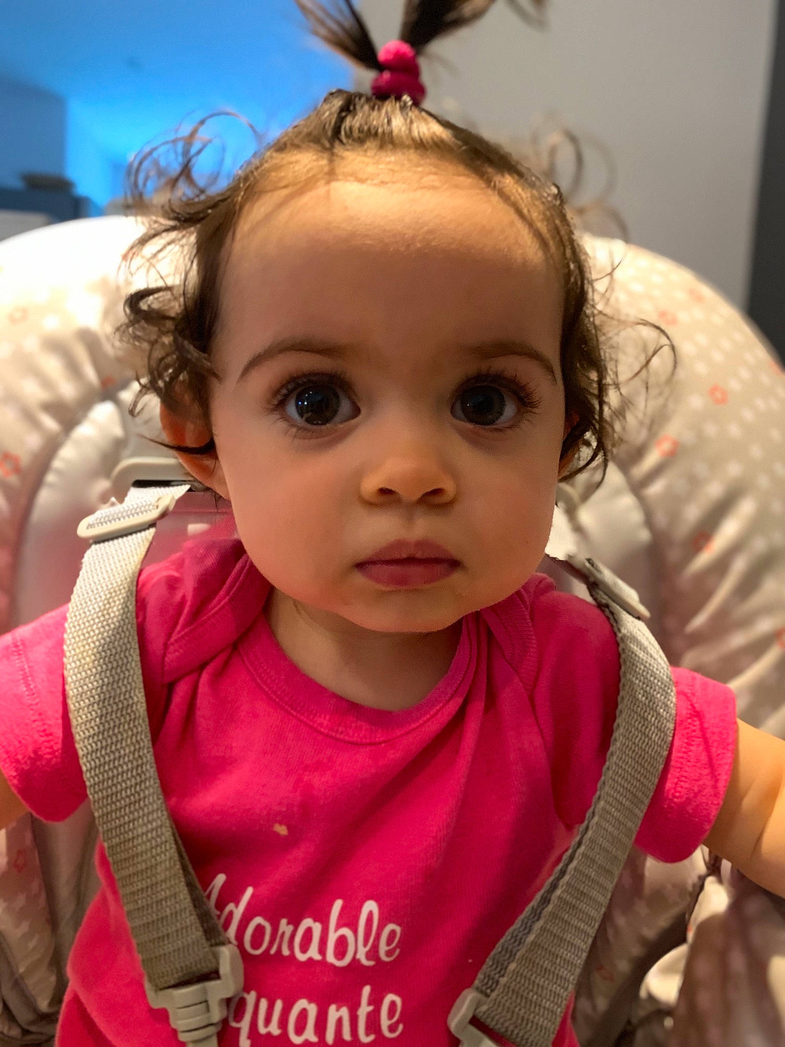 Mia a rejoint le concours — aidez-le/la à gagner de superbes lots ! baby, cheek, child, ear, eye, face, forehead, fun, hair, hair_accessory, hairstyle, head, lip, nose, organ, person, pink, play, skin, toddler