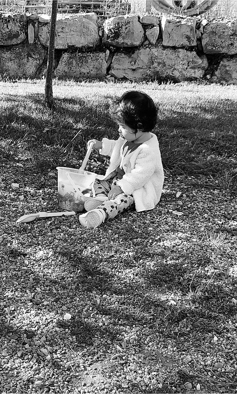 Mia participe au concours pour gagner de l'argent avec cette photo : black_and_white, child, grass, monochrome, monochrome_photography, person, photograph, photography, plant, reading, sitting, snapshot, stock_photography, style, tree, white
