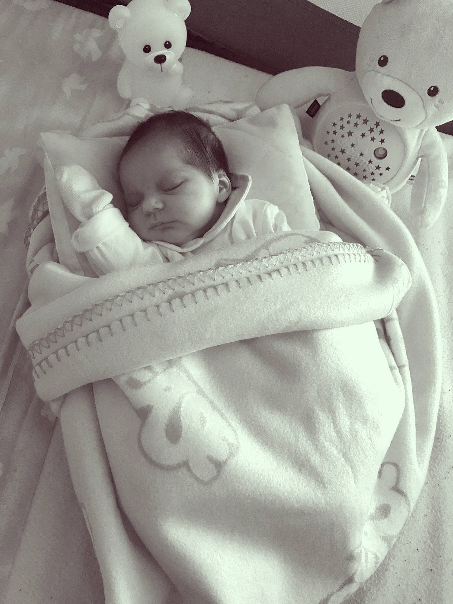 Lou a rejoint le concours — aidez-le/la à gagner de superbes lots ! baby, baby_safety, baby_sleeping, baby_toddler_clothing, black, cheek, child, comfort, head, headgear, infant_bed, linens, mammal, person, photograph, pink, product, skin, textile, toddler