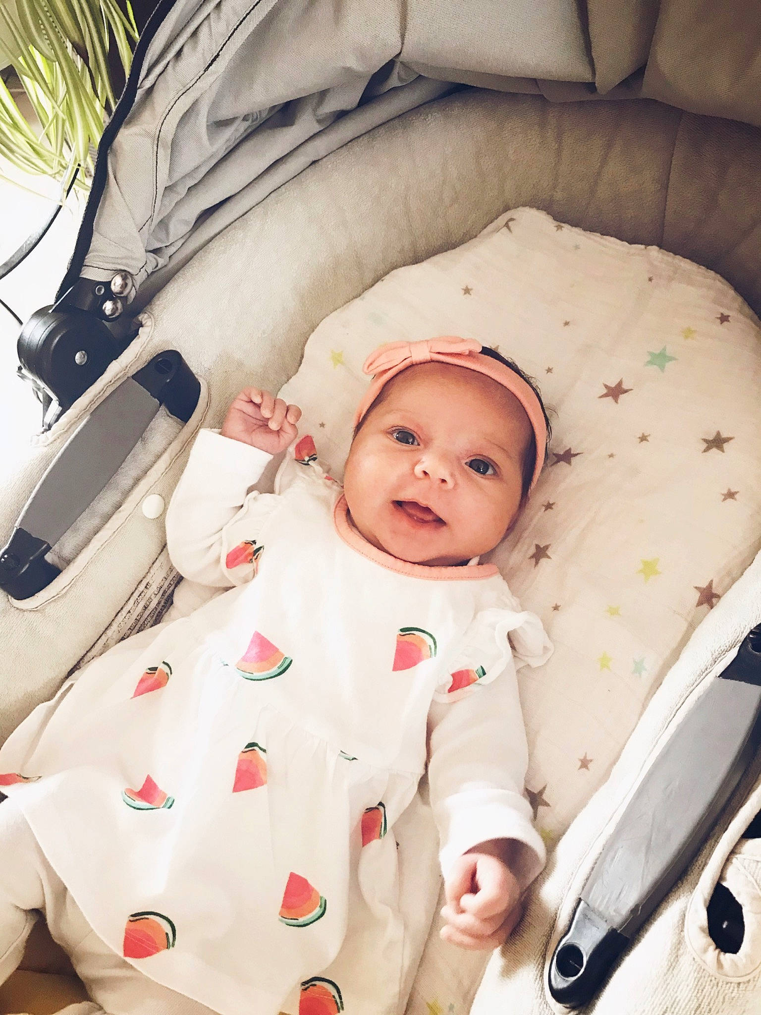 Lou participe au concours pour gagner de l'argent avec cette photo : baby, baby_carriage, baby_products, baby_safety, baby_sleeping, baby_toddler_clothing, car_seat, child, comfort, eye, head, headwear, infant_bed, linens, pattern, person, product, sleeve, smile, textile