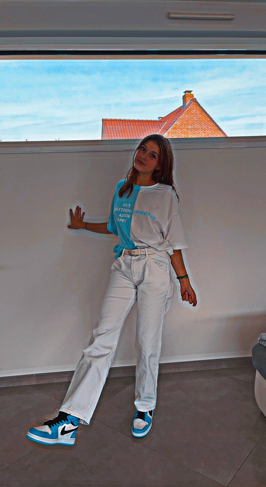 Zélie participe au concours pour gagner de l'argent avec cette photo : belt, denim, electric_blue, eyewear, fashion, fashion_design, fashion_model, flooring, formal_wear, fun, human_leg, knee, person, sky, sleeve, sneakers, sportswear, standing, sunglasses, thigh