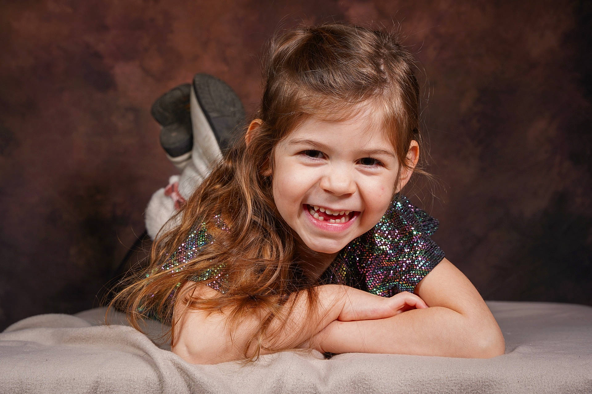 Melyna participe au concours pour gagner de l'argent avec cette photo : arm, brown_hair, child, comfort, facial_expression, finger, flash_photography, fun, gesture, happy, iris, joy, laugh, leisure, mouth, person, sitting, skin, smile, t_shirt