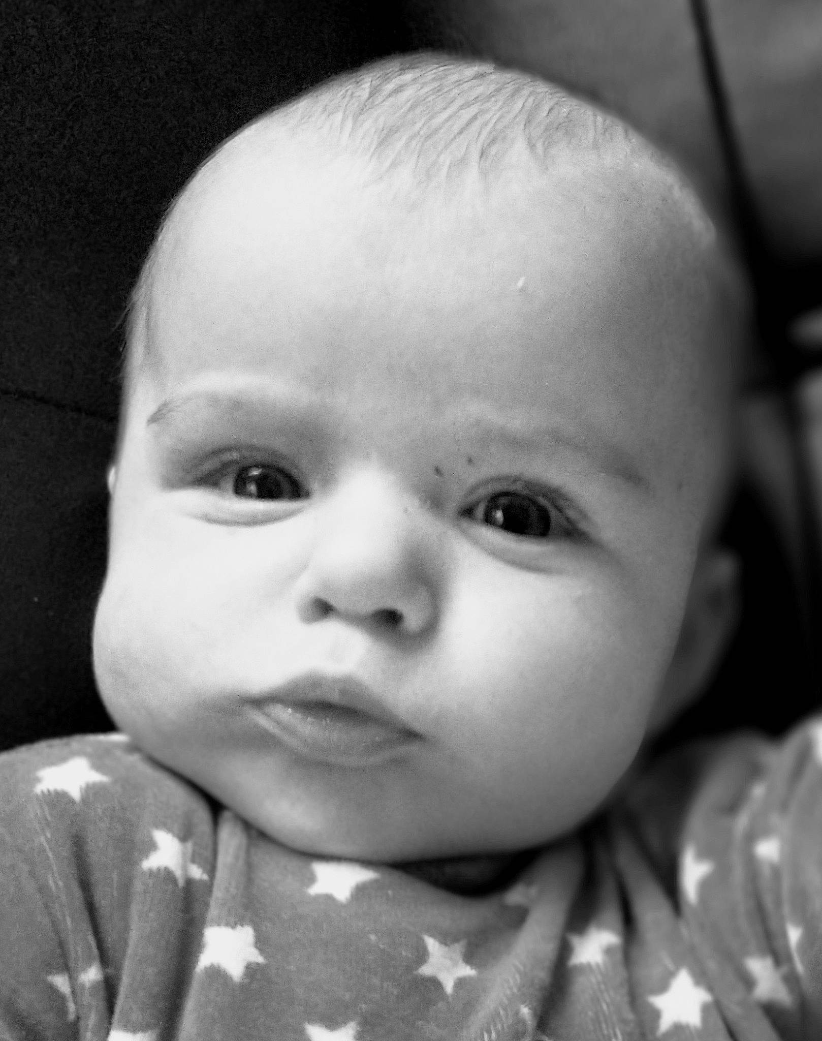 Gino participe au concours pour gagner de l'argent avec cette photo : baby, beauty, black_and_white, cheek, child, chin, close_up, eye, eyebrow, face, facial_expression, forehead, head, lip, monochrome, mouth, nose, person, photograph, skin