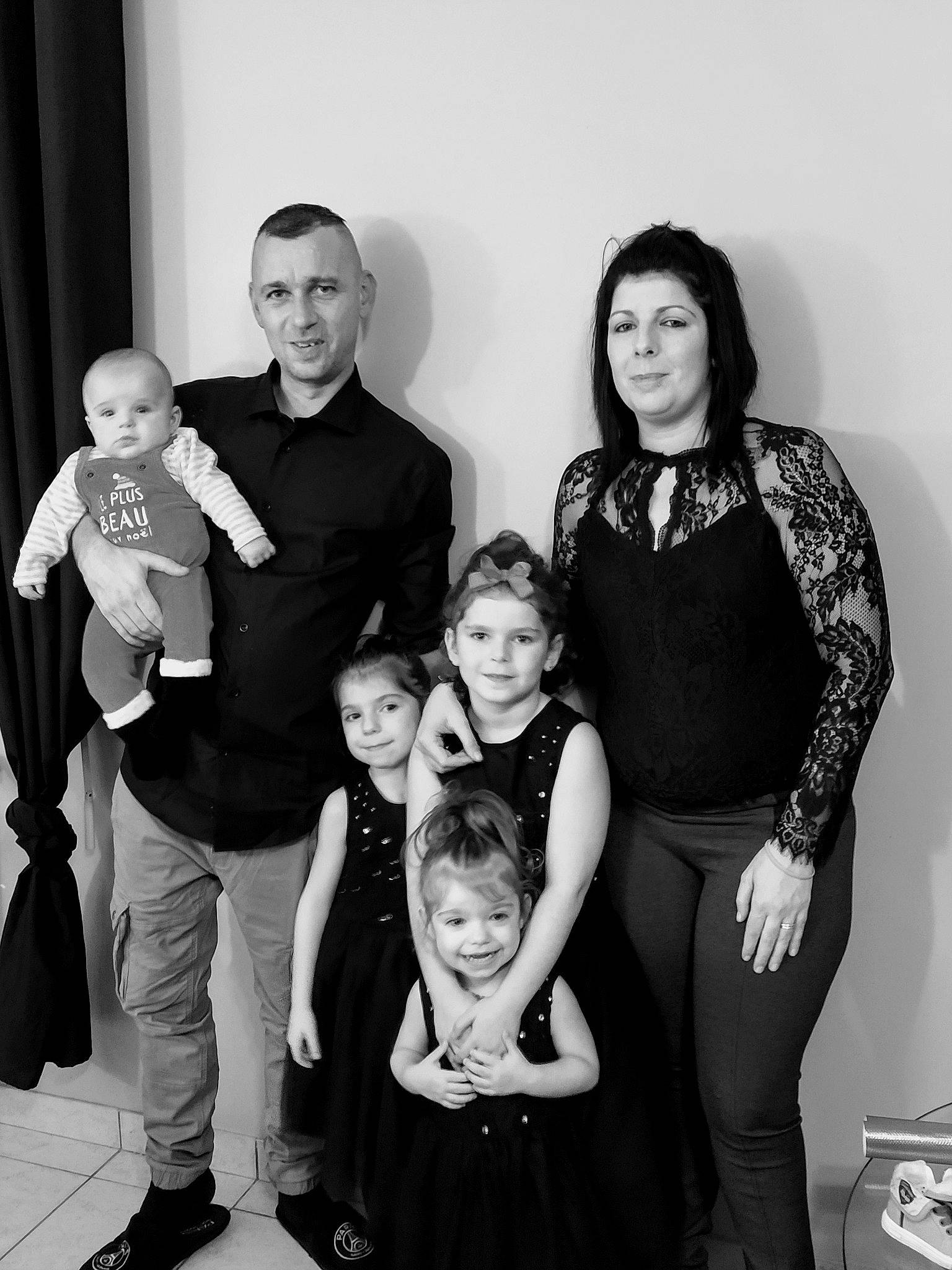 Gino a rejoint le concours — aidez-le/la à gagner de superbes lots ! black_and_white, child, daughter, event, family, family_taking_photos_together, joy, monochrome, monochrome_photography, people, person, photograph, photography, smile, snapshot, social_group, standing, style