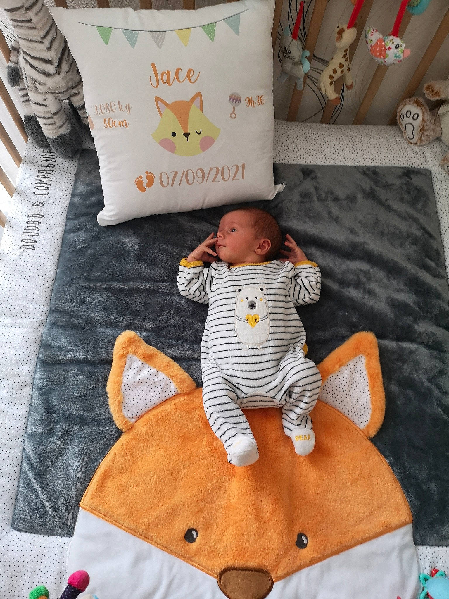 Jace a rejoint le concours — aidez-le/la à gagner de superbes lots ! baby, baby_toddler_clothing, bedding, brown, child, comfort, couch, flooring, linens, orange, pattern, person, pillow, product, room, sleeve, t_shirt, textile, throw_pillow, toddler