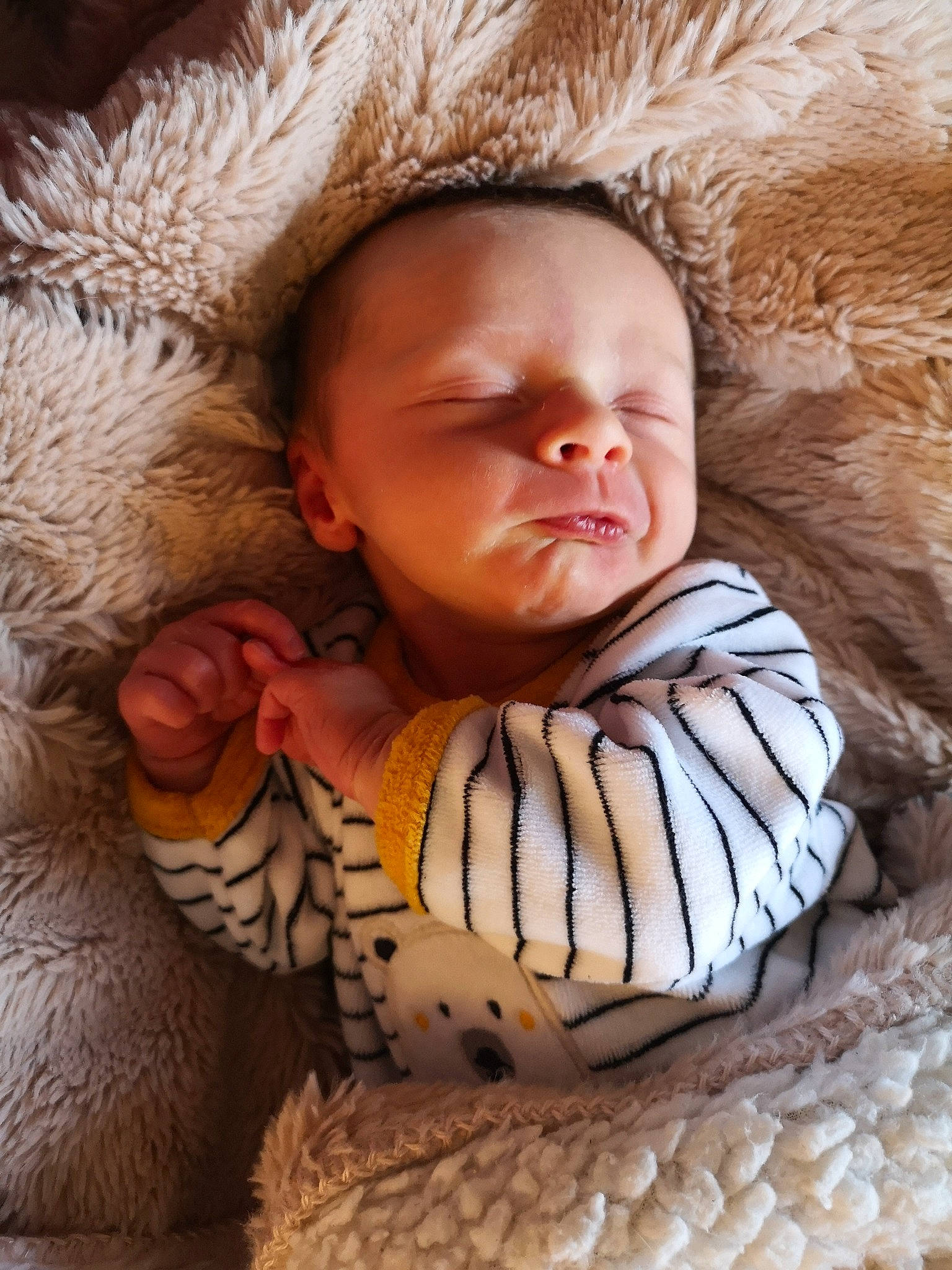 Jace participe au concours pour gagner de l'argent avec cette photo : arm, baby, comfort, eye, eyebrow, face, happy, head, human_body, iris, linens, mammal, mouth, neck, nose, person, skin, textile, toddler, vertebrate