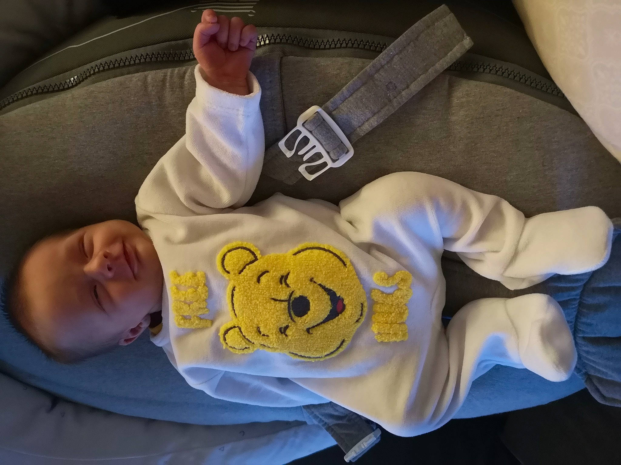 Jace participe au concours pour gagner de l'argent avec cette photo : baby, baby_products, baby_safety, baby_sleeping, baby_toddler_clothing, child, comfort, elbow, foot, hand, human_body, human_leg, knee, linens, person, room, sleep, sleeve, thumb, toddler