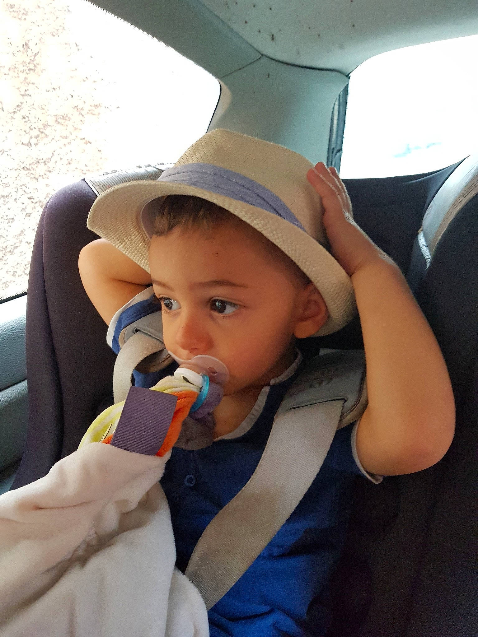 Rayan a rejoint le concours — aidez-le/la à gagner de superbes lots ! baby_products, car_seat, child, ear, fashion_accessory, fun, girl, hat, headgear, joy, person, product, sun_hat, toddler