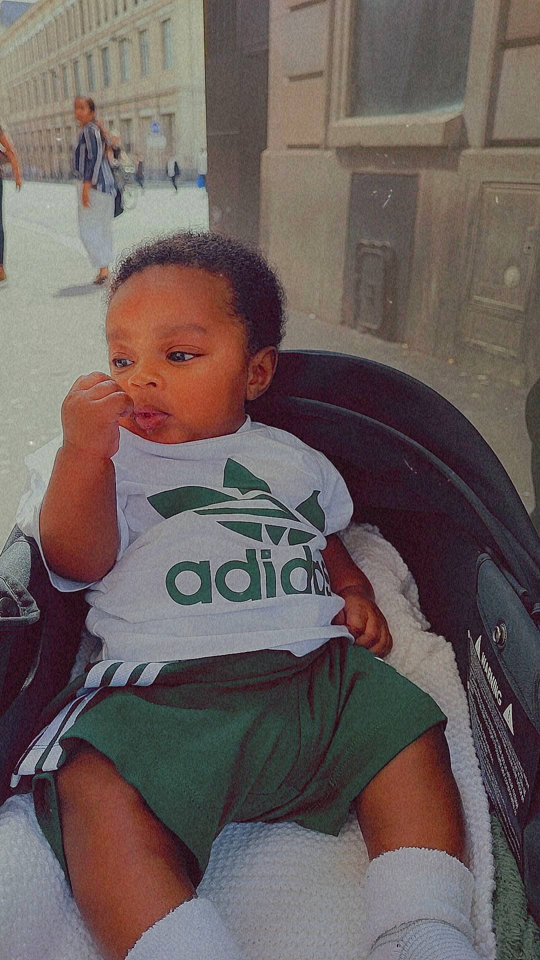 Isaac a rejoint le concours — aidez-le/la à gagner de superbes lots ! baby_toddler_clothing, black_hair, chair, cheek, child, cool, finger, fun, hairstyle, happy, human_leg, lap, leg, leisure, person, shoulder, sitting, skin, thigh, toddler