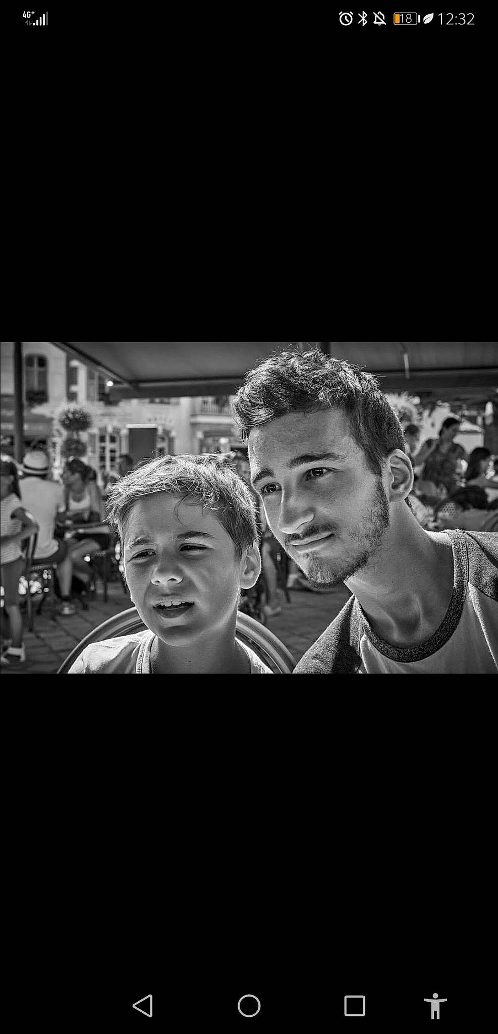 Thibault a rejoint le concours — aidez-le/la à gagner de superbes lots ! black, black_and_white, crowd, darkness, event, eyewear, flash_photography, fun, gesture, happy, monochrome, monochrome_photography, movie, person, road, smile, standing, street, style, t_shirt