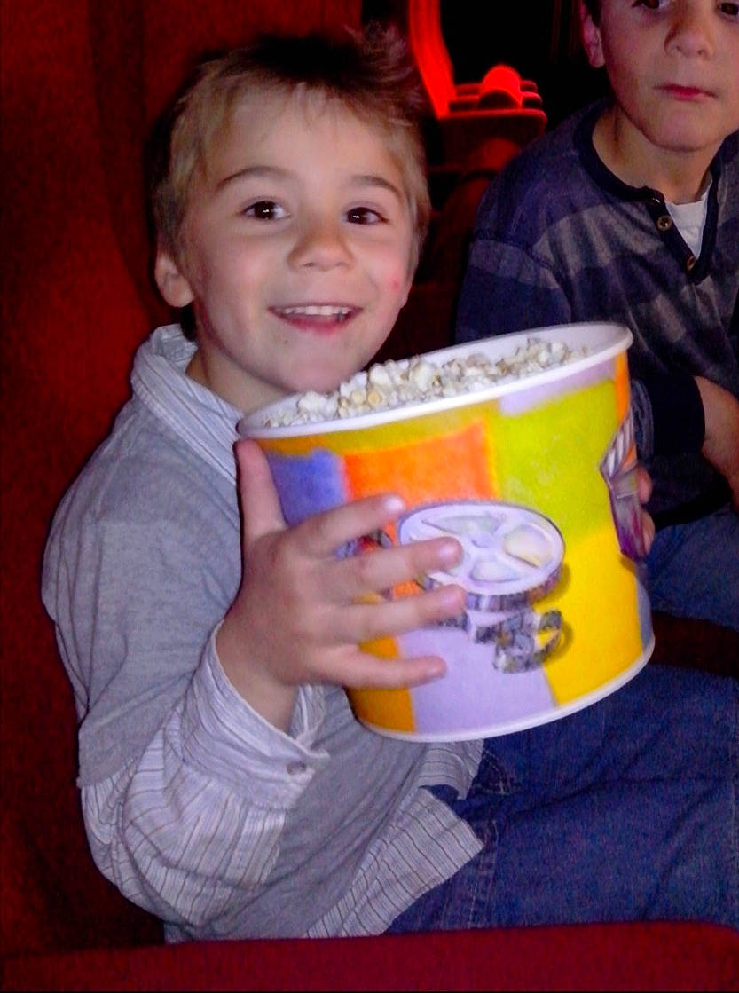Thibault a rejoint le concours — aidez-le/la à gagner de superbes lots ! child, clothing, event, face, facial_expression, finger, fun, happy, joy, junk_food, orange, person, play, reading, recreation, room, sitting, sleeve, smile, t_shirt