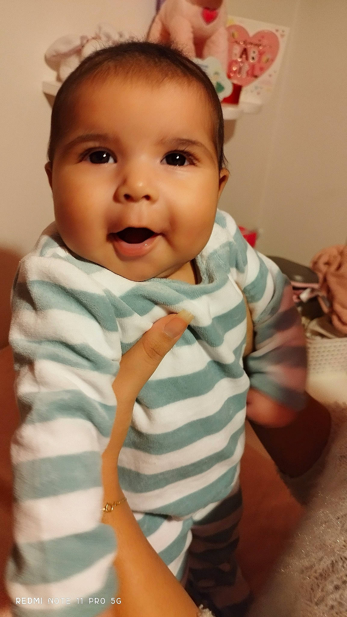 Janah a rejoint le concours — aidez-le/la à gagner de superbes lots ! arm, baby, baby_toddler_clothing, cheek, comfort, eyelash, face, finger, gesture, hand, happy, iris, mouth, neck, nose, person, sleeve, smile, textile, thumb