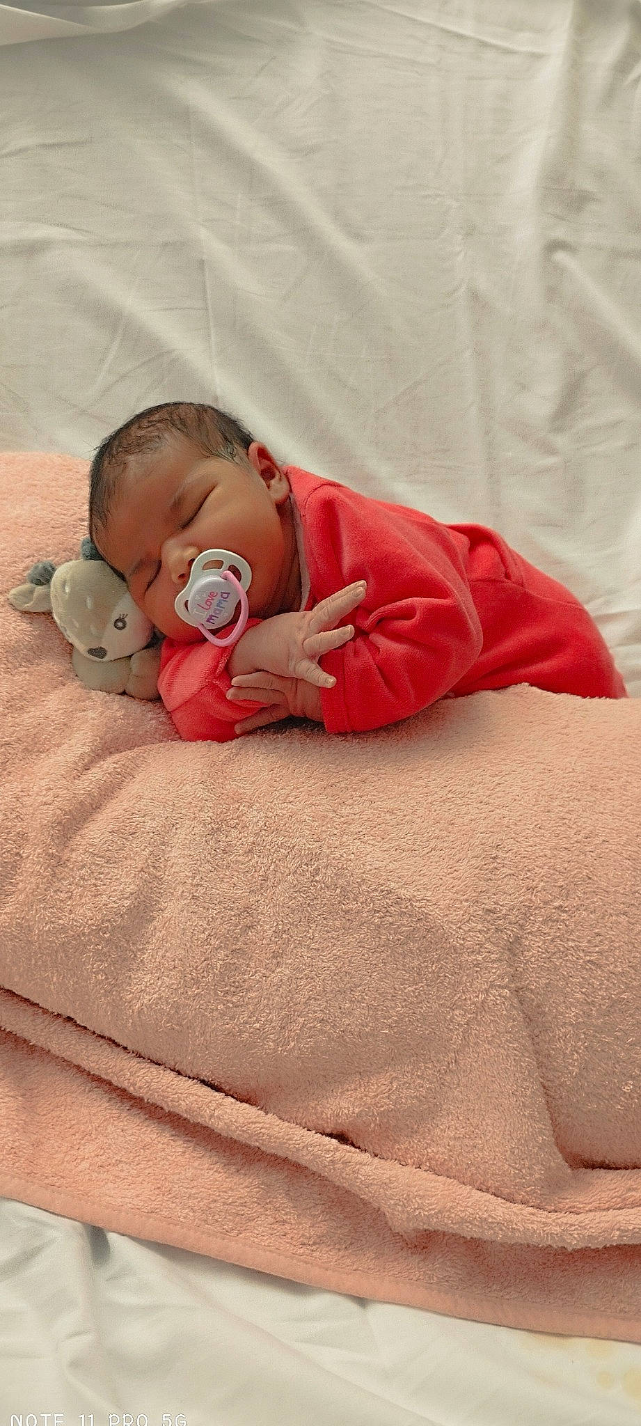 Janah participe au concours pour gagner de l'argent avec cette photo : baby, baby_sleeping, baby_toddler_clothing, bedding, bedtime, carmine, cheek, child, comfort, face, flooring, head, human_body, linens, nap, person, skin, sleeve, textile, toddler