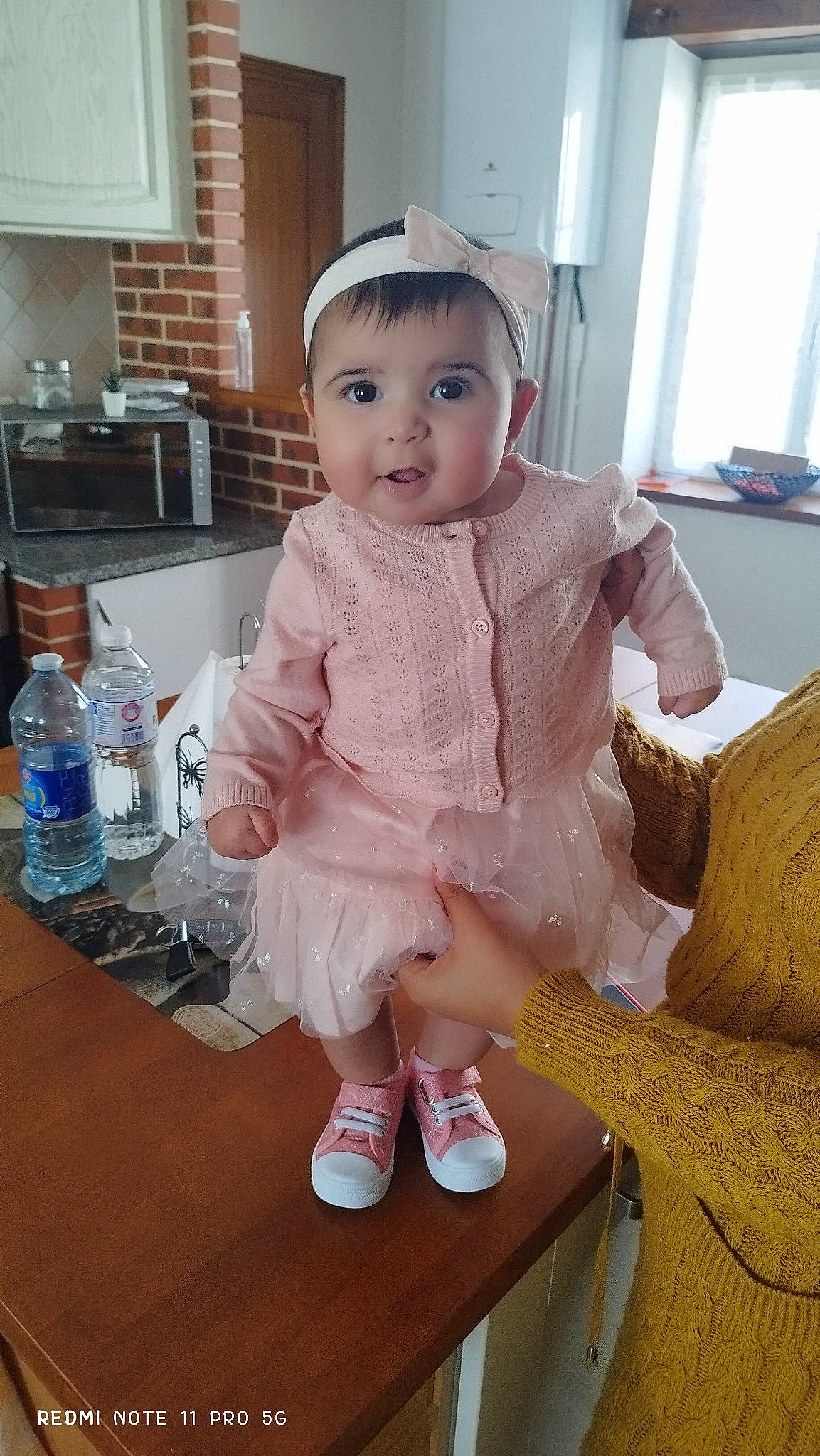 Janah a rejoint le concours — aidez-le/la à gagner de superbes lots ! baby, baby_toddler_clothing, bottle, child, fashion_accessory, floor, flooring, hat, home_appliance, human_leg, kitchen_appliance, knee, pattern, person, plastic_bottle, sleeve, sock, thigh, toddler, water_bottle