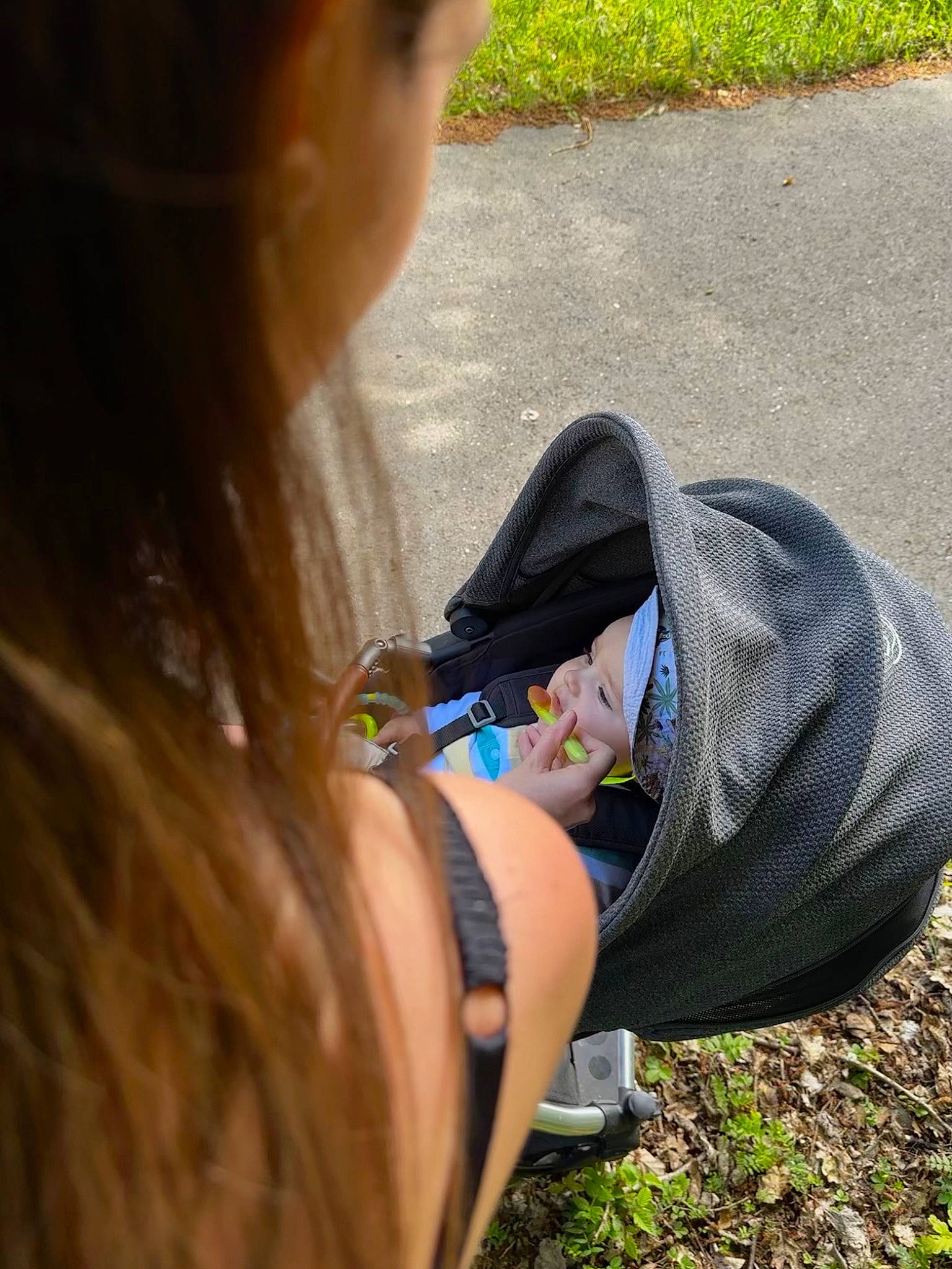 Lilio a rejoint le concours — aidez-le/la à gagner de superbes lots ! denim, electric_blue, eyewear, finger, foot, grass, grass_family, headwear, human_leg, knee, leg, leisure, nail, people_in_nature, person, plant, shoe, sitting, soil, textile