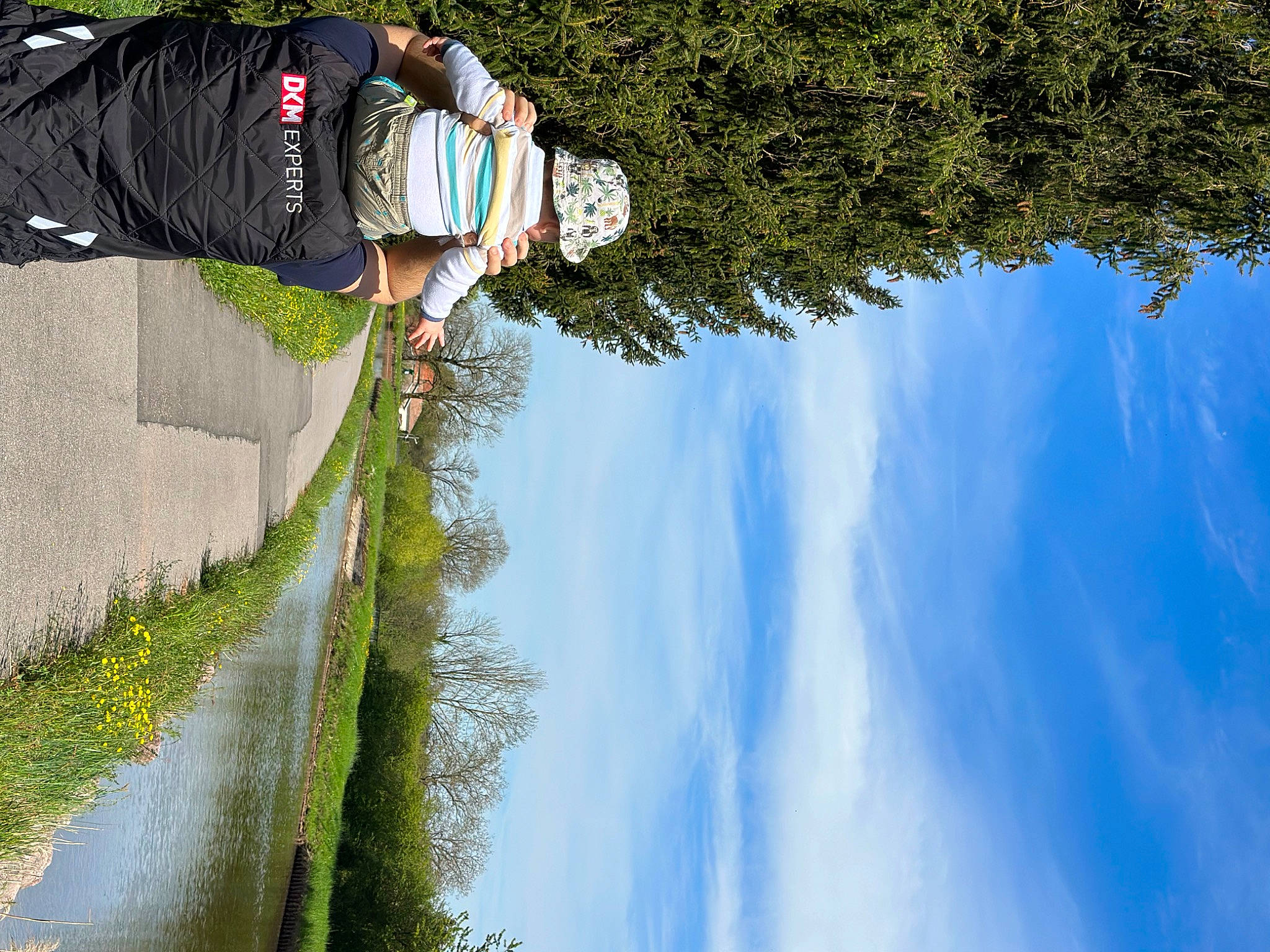 Lilio a rejoint le concours — aidez-le/la à gagner de superbes lots ! adventure, cloud, daytime, extreme_sport, fun, grass, leisure, people_in_nature, person, plant, recreation, reflection, rope, sky, sport_climbing, tree, water, woody_plant