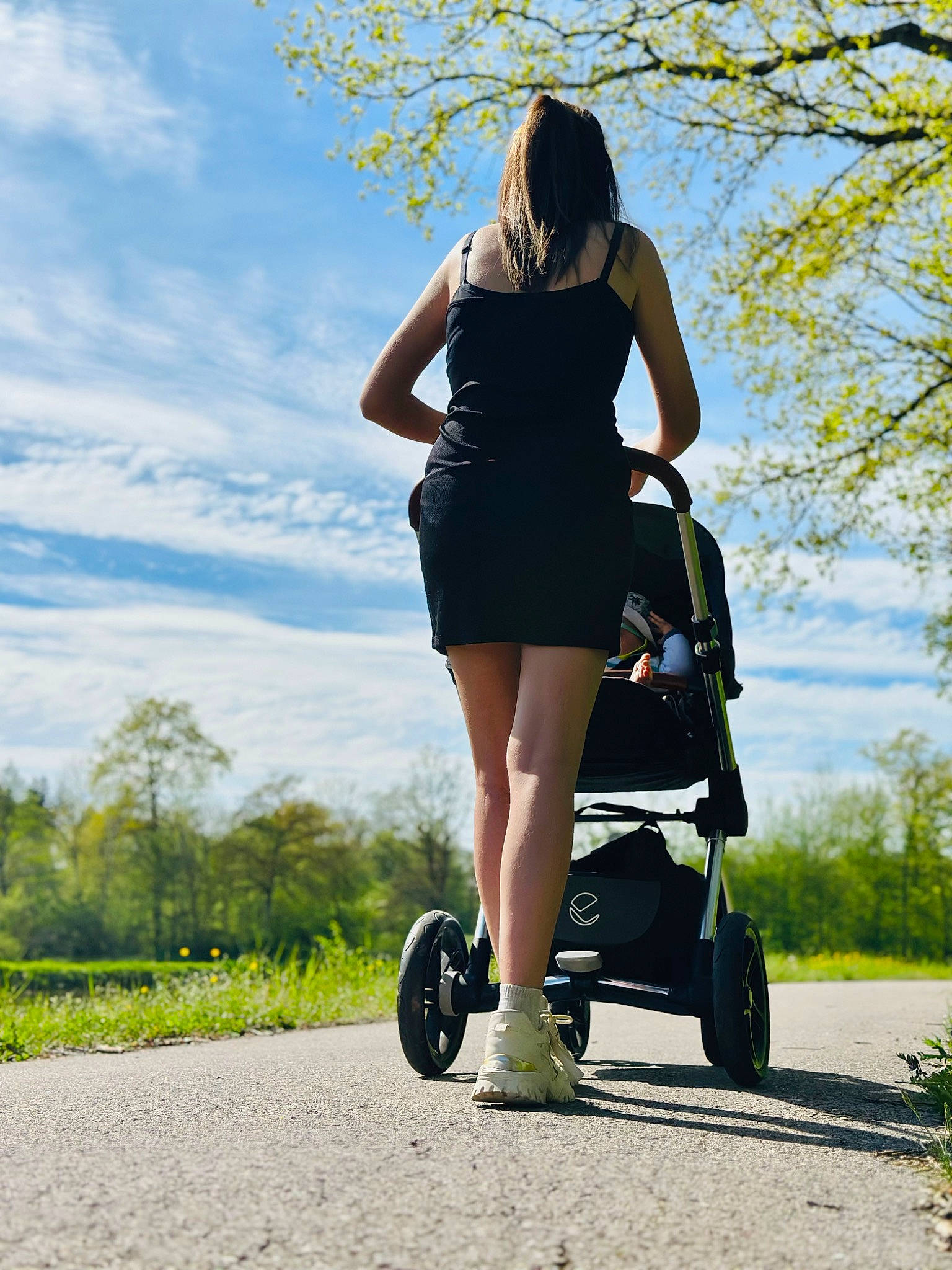 Lilio a rejoint le concours — aidez-le/la à gagner de superbes lots ! asphalt, automotive_tire, baby_carriage, cloud, dress, flash_photography, gesture, grass, happy, leg, leisure, people_in_nature, person, plant, rolling, sky, tire, travel, tree, waist