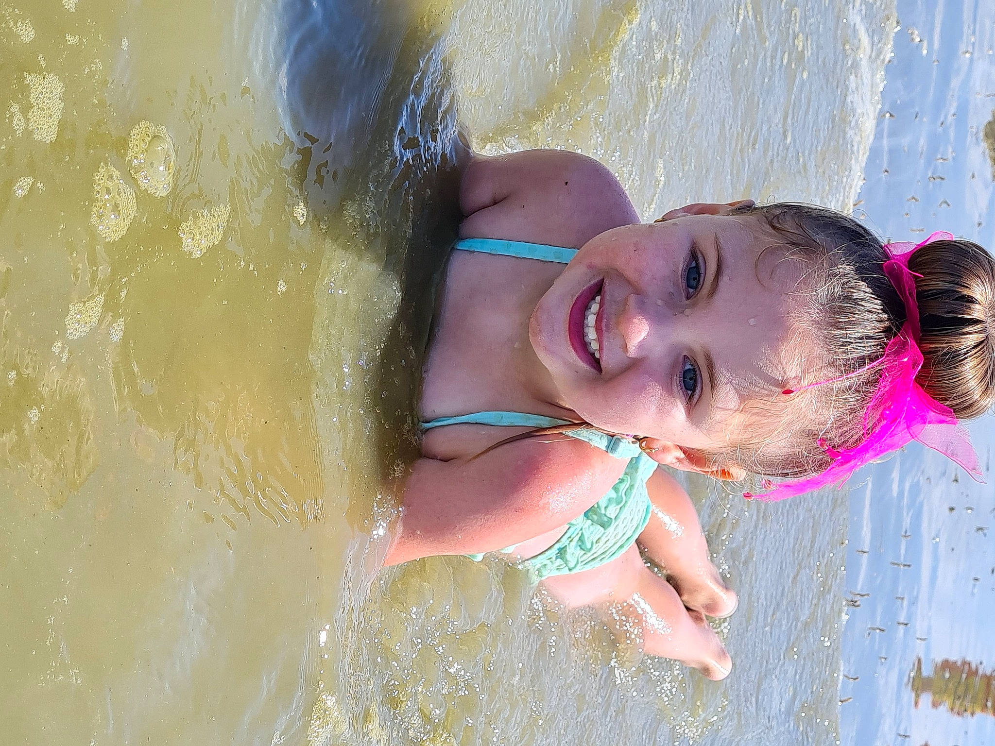 Nao a rejoint le concours — aidez-le/la à gagner de superbes lots ! azure, bathing, beach, body_of_water, child, eye, fun, happy, joy, leisure, nose, people_in_nature, people_on_beach, person, play, sand, skin, smile, sunlight, swimwear