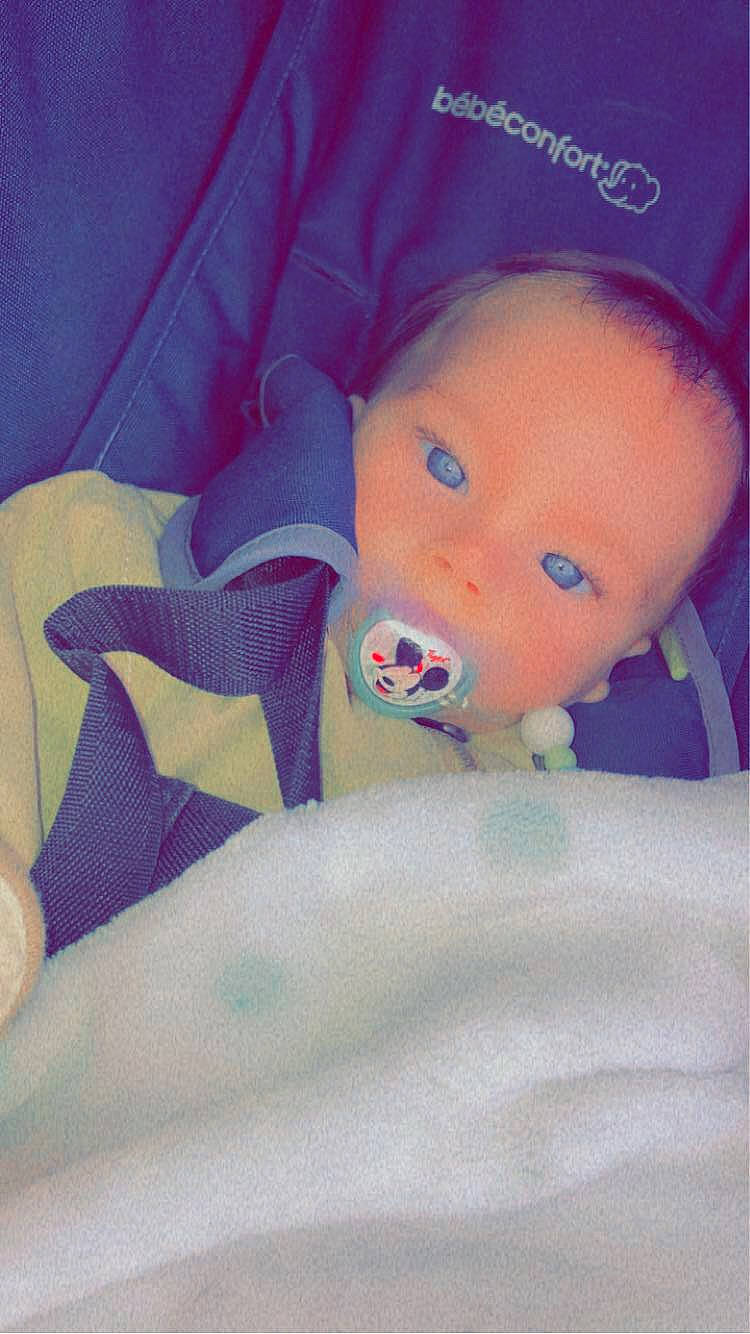 Kenzo a rejoint le concours — aidez-le/la à gagner de superbes lots ! azure, baby, baby_products, baby_safety, baby_sleeping, baby_toddler_clothing, baby_toys, beanie, bedtime, child, comfort, electric_blue, infant_bed, linens, nose, person, plush, room, stuffed_toy, thumb