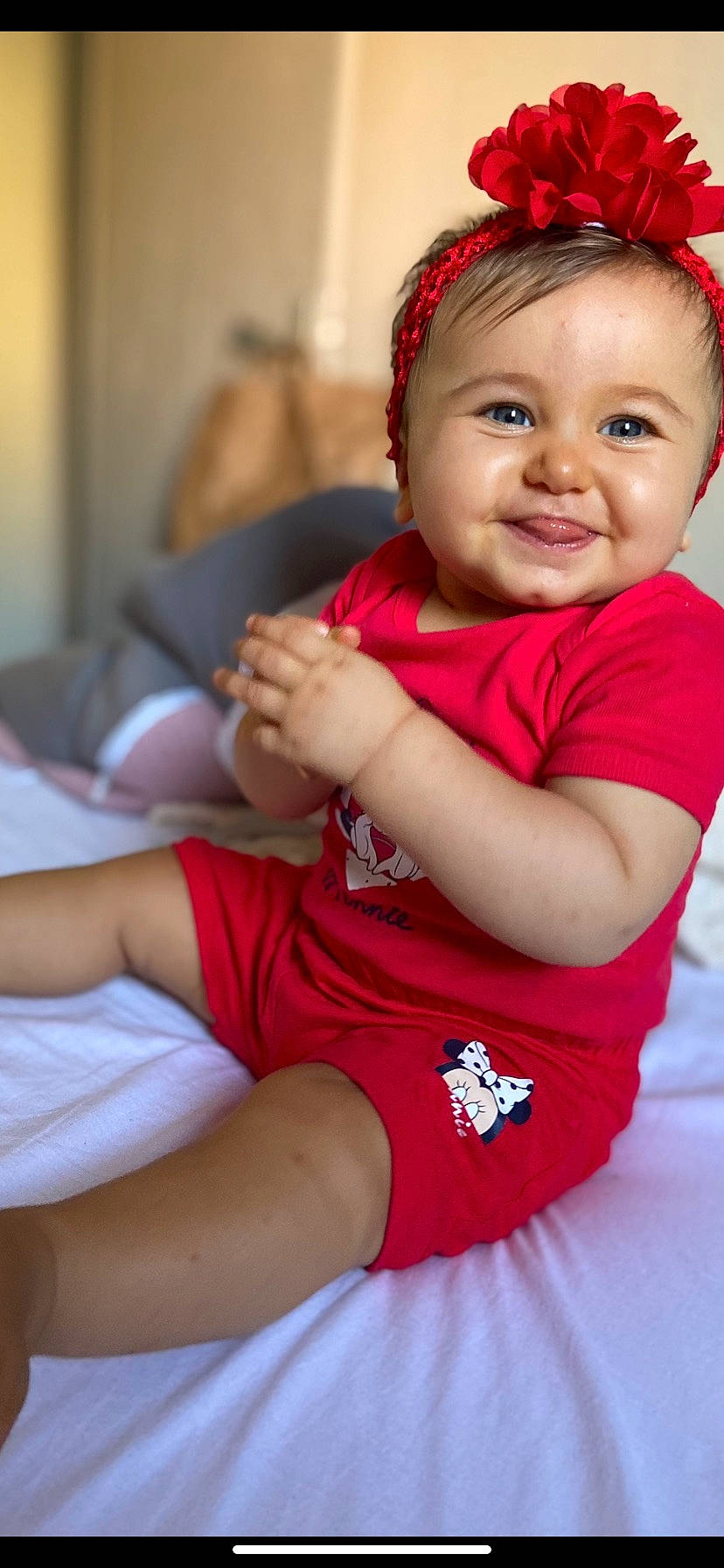 Maryam participe au concours pour gagner de l'argent avec cette photo : baby, baby_toddler_clothing, cheek, child, clothing, elbow, face, fun, happy, human_leg, joy, knee, lip, magenta, person, pink, red, skin, sleeve, smile