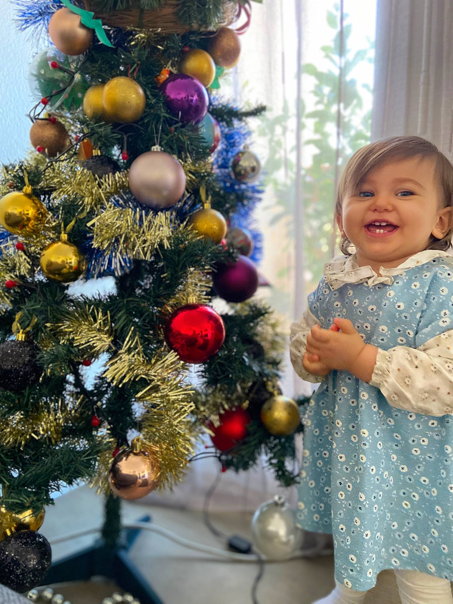 Maryam participe au concours pour gagner de l'argent avec cette photo : baby_toddler_clothing, christmas, christmas_decoration, christmas_ornament, christmas_tree, event, evergreen, happy, head, holiday, holiday_ornament, joy, larch, leaf, ornament, people, person, plant, smile, toddler