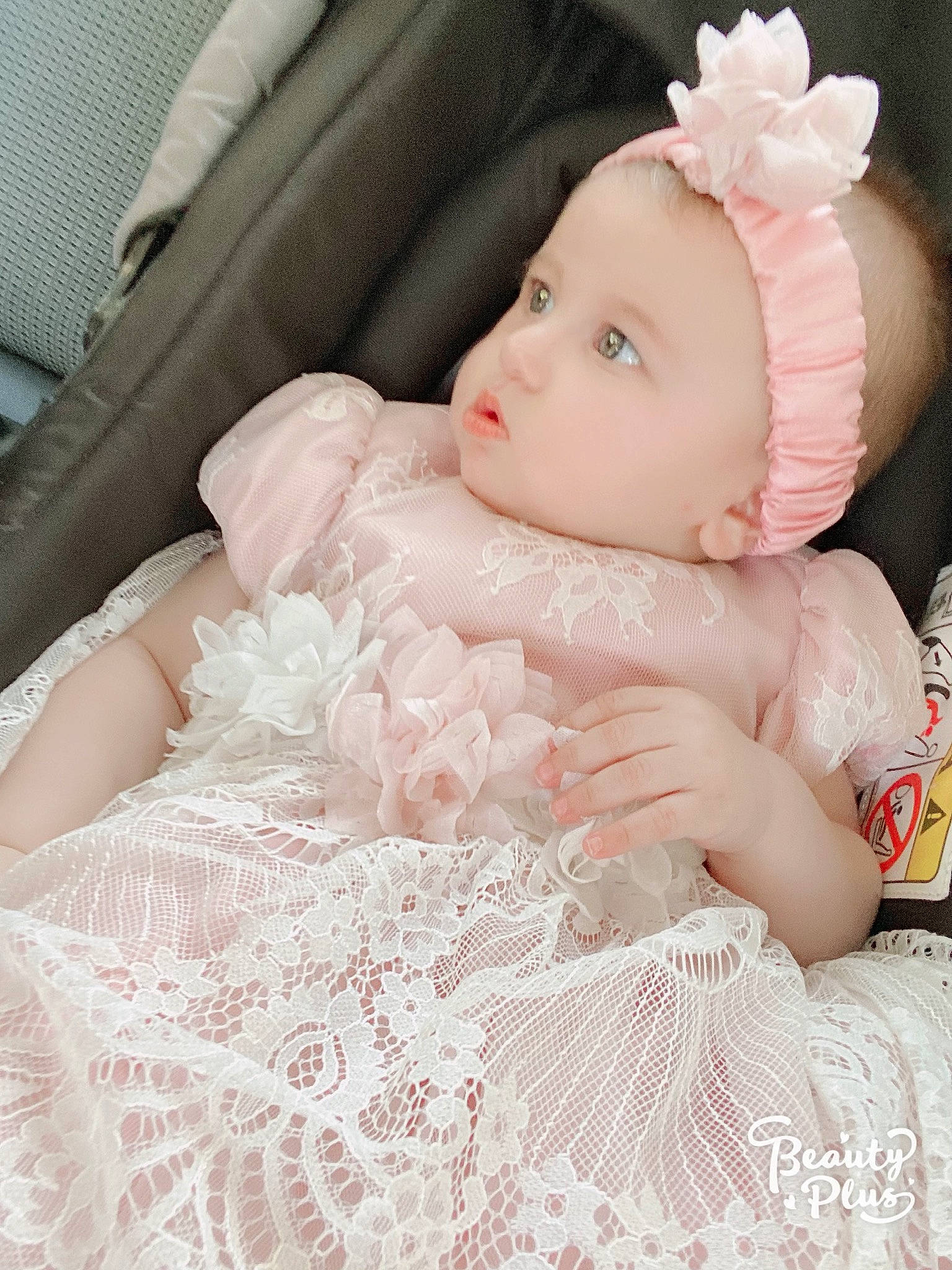 Maryam a rejoint le concours — aidez-le/la à gagner de superbes lots ! baby, baby_toddler_clothing, cheek, clothing, comfort, dress, embellishment, eye, flash_photography, headband, headpiece, headwear, iris, linens, lip, pattern, person, pink, skin, sleeve