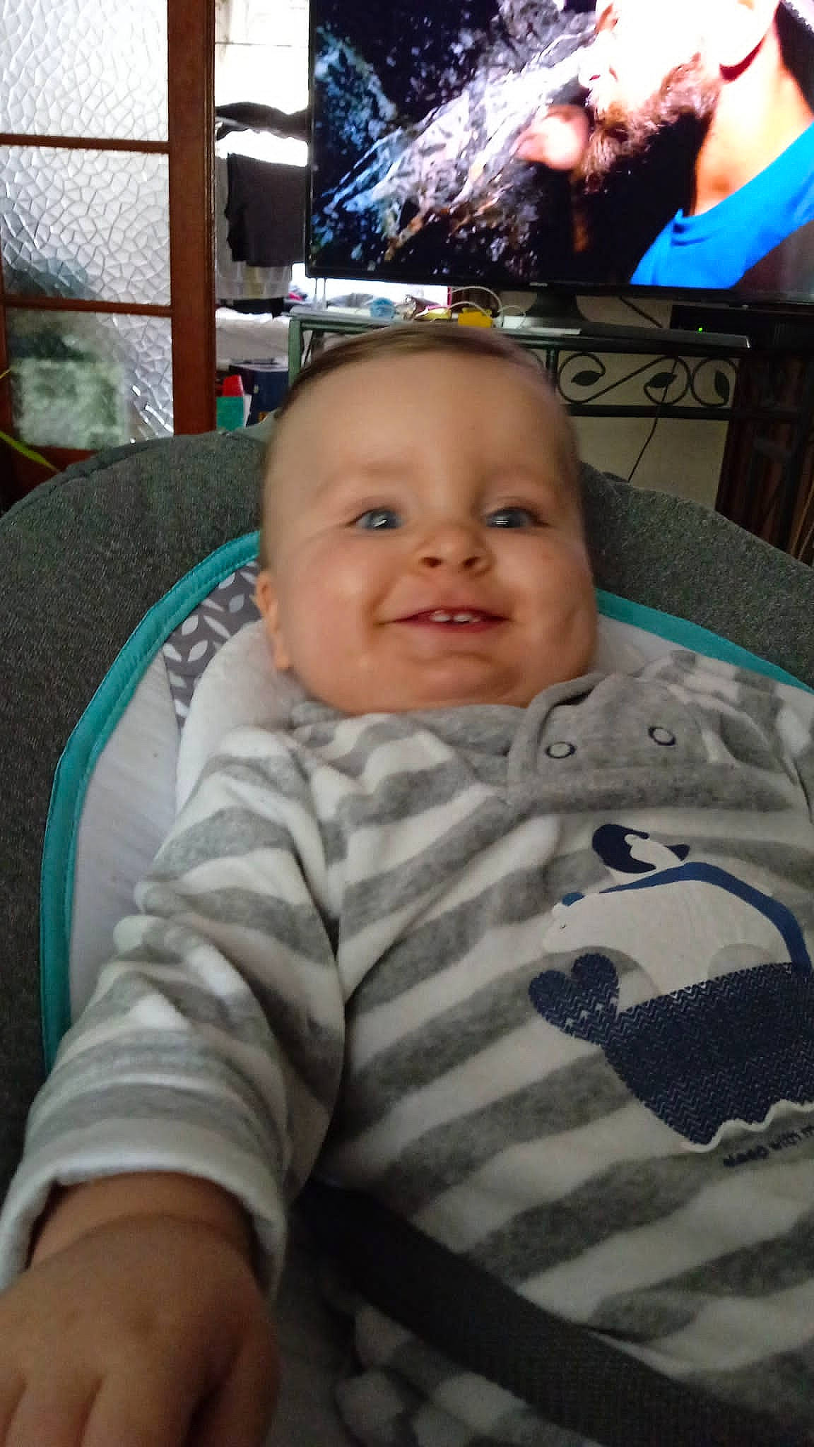 Kirill participe au concours pour gagner de l'argent avec cette photo : baby, baby_toddler_clothing, chair, cheek, chin, comfort, event, eyebrow, fun, hairstyle, happy, iris, joy, living_room, mouth, person, room, sitting, smile, television