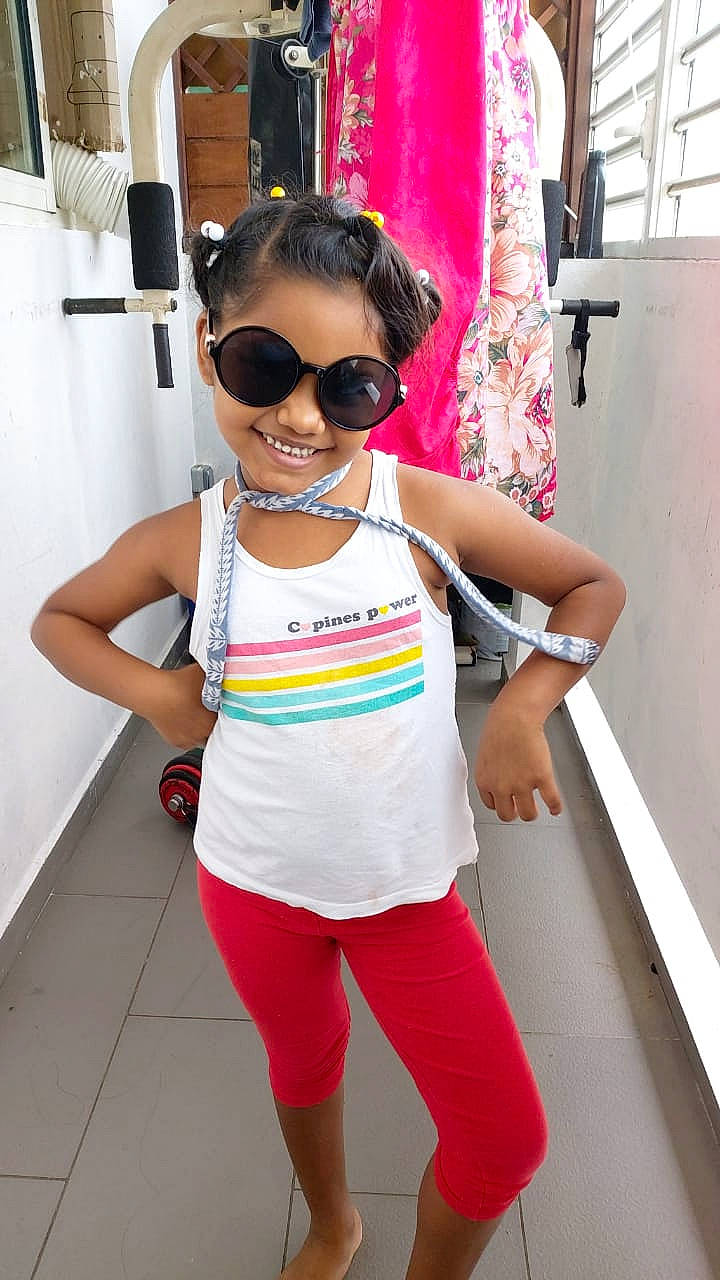 Maileny participe au concours pour gagner de l'argent avec cette photo : child, clothing, cool, eyewear, glasses, joy, person, pink, shoulder, sleeve, sportswear, sunglasses, t_shirt, textile, toddler, vision_care, waist