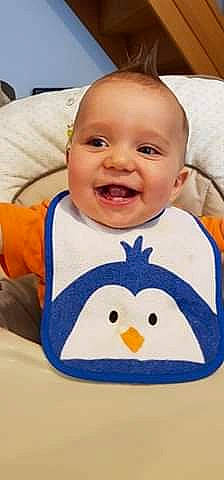 Lorik participe au concours pour gagner de l'argent avec cette photo : baby, bib, cheek, child, face, facial_expression, head, lip, person, product, skin, smile, toddler, toy