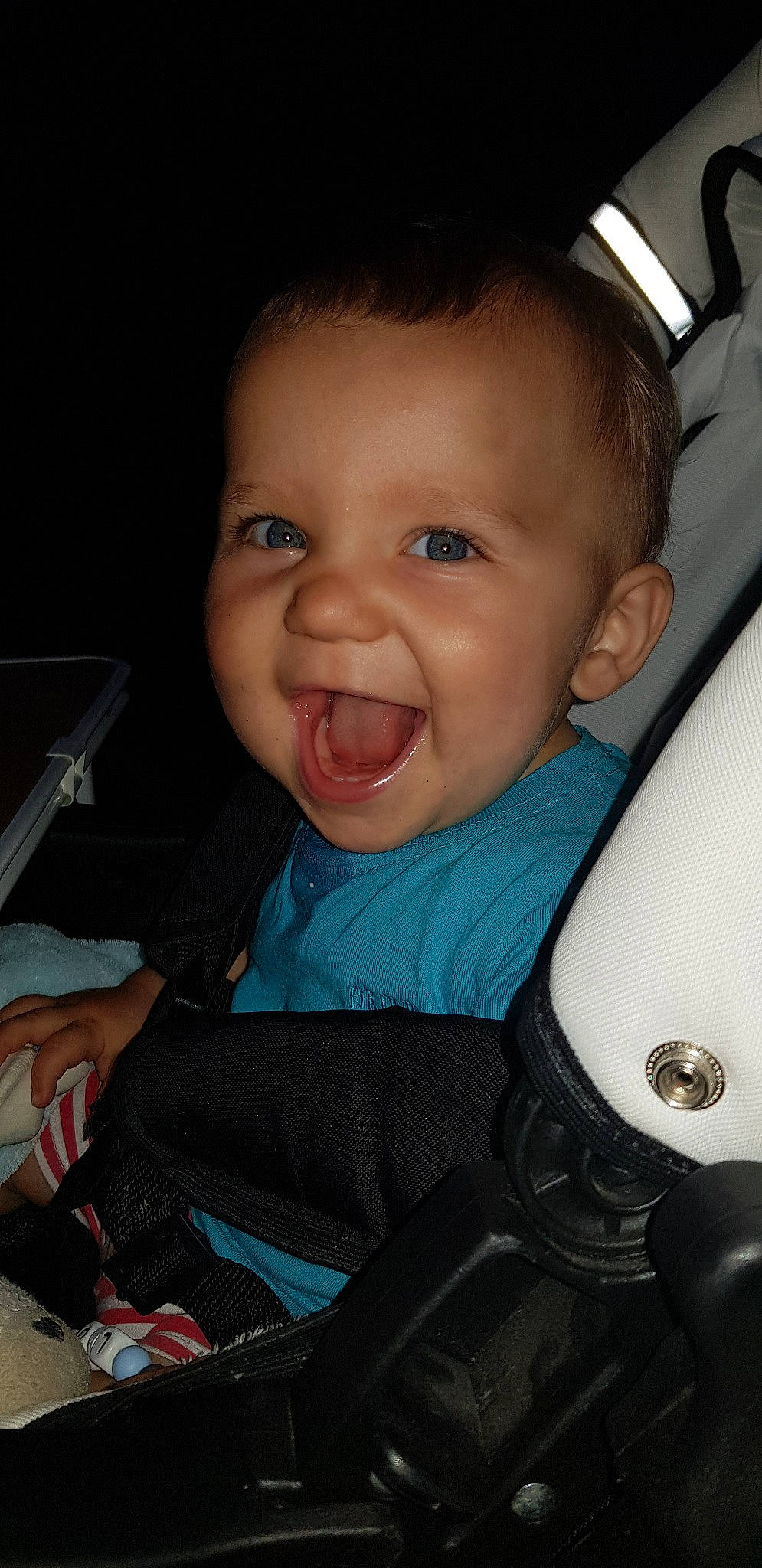 Lorik a rejoint le concours — aidez-le/la à gagner de superbes lots ! baby, baby_carriage, baby_in_car_seat, baby_products, car_seat, cheek, child, chin, eye, face, facial_expression, head, laugh, nose, person, product, seat_belt, skin, smile, toddler