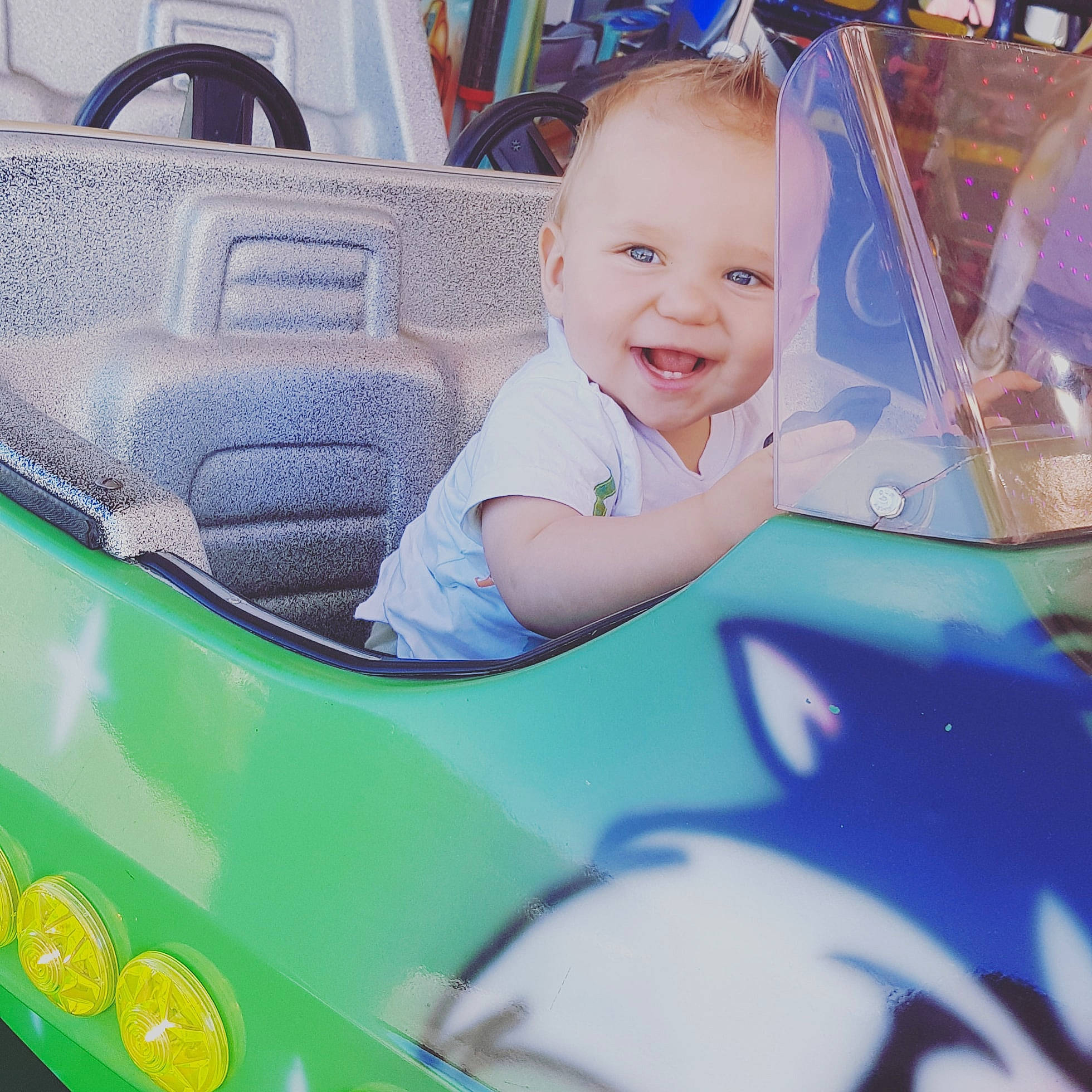 Lorik a rejoint le concours — aidez-le/la à gagner de superbes lots ! baby, baby_products, baby_toys, beauty, car, child, cool, eye, facial_expression, fun, happy, person, play, product, recreation, skin, smile, snapshot, summer, toddler