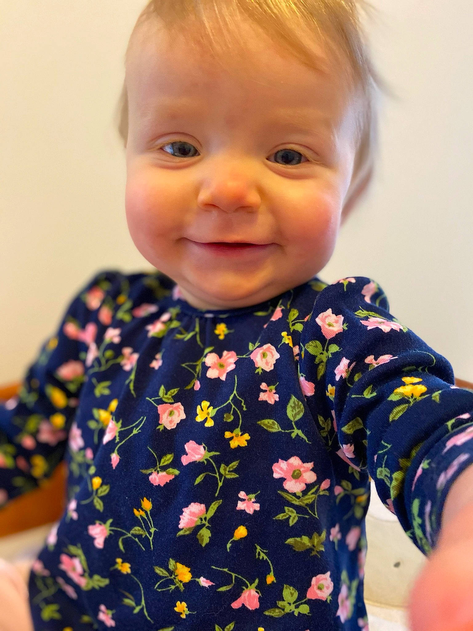 Kya is registered to the contest to win money with this photo: baby, baby_toddler_clothing, cheek, child, dress, face, head, joy, outerwear, pattern, person, play, skin, sleeve, smile, t_shirt, toddler, top, yellow