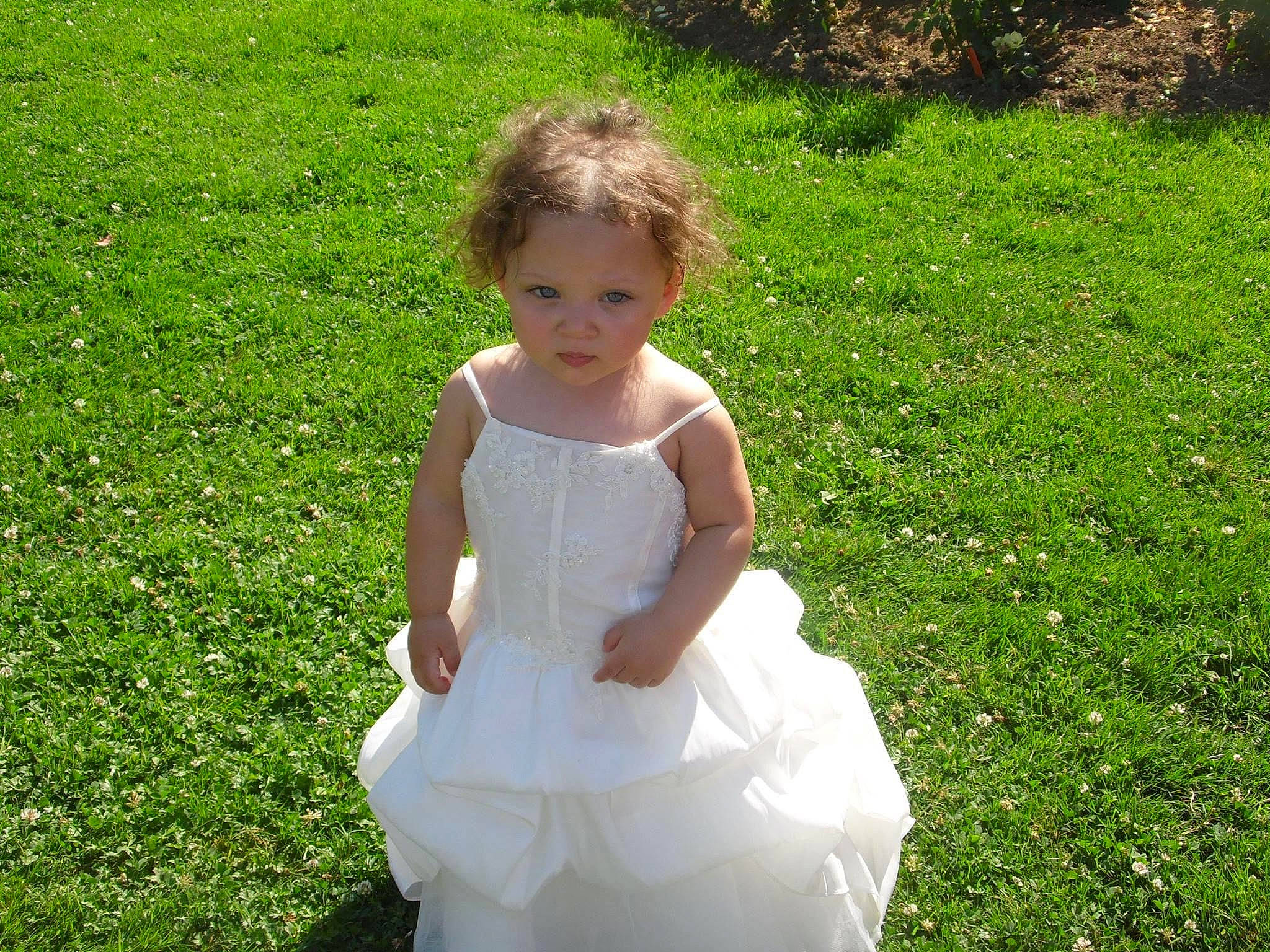 Jasmine participe au concours pour gagner de l'argent avec cette photo : baby_toddler_clothing, bridal_accessory, day_dress, dress, embellishment, event, grass, grass_family, grassland, green, groundcover, hair, happy, human_body, lawn, meadow, one_piece_garment, people_in_nature, person, sleeve