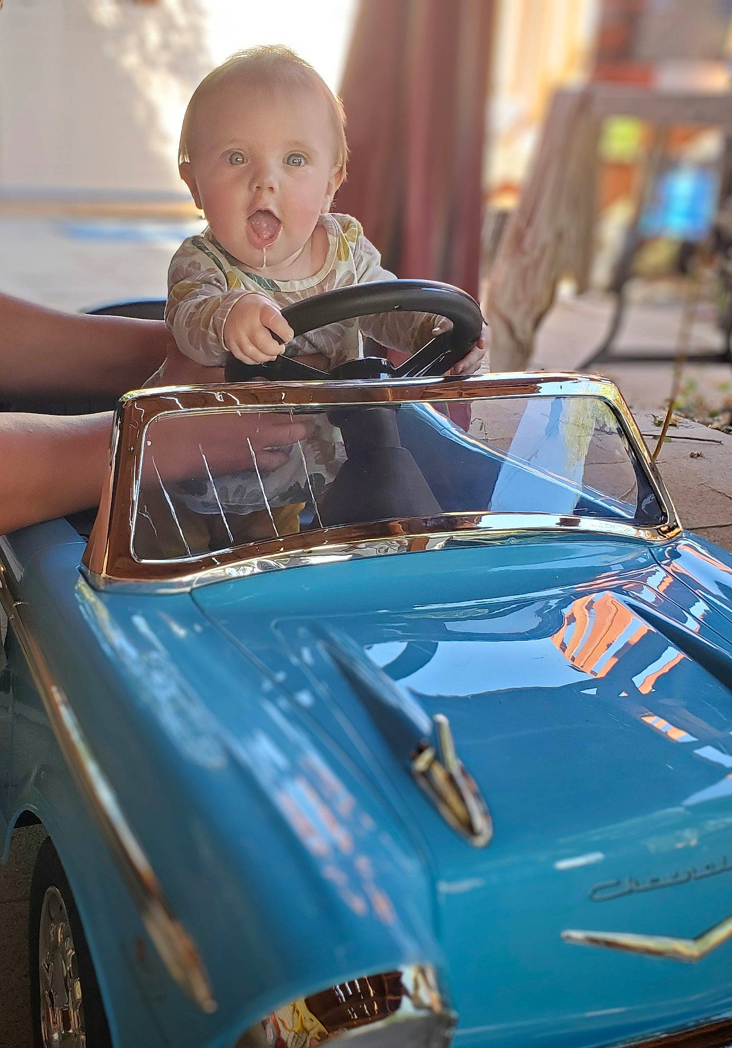 Kaizlee is registered to the contest to win money with this photo: auto_part, automotive_design, automotive_exterior, automotive_lighting, bumper, car, classic_car, electric_blue, fender, happy, headlamp, hood, motor_vehicle, people, person, tire, toddler, vehicle, vehicle_door, wheel