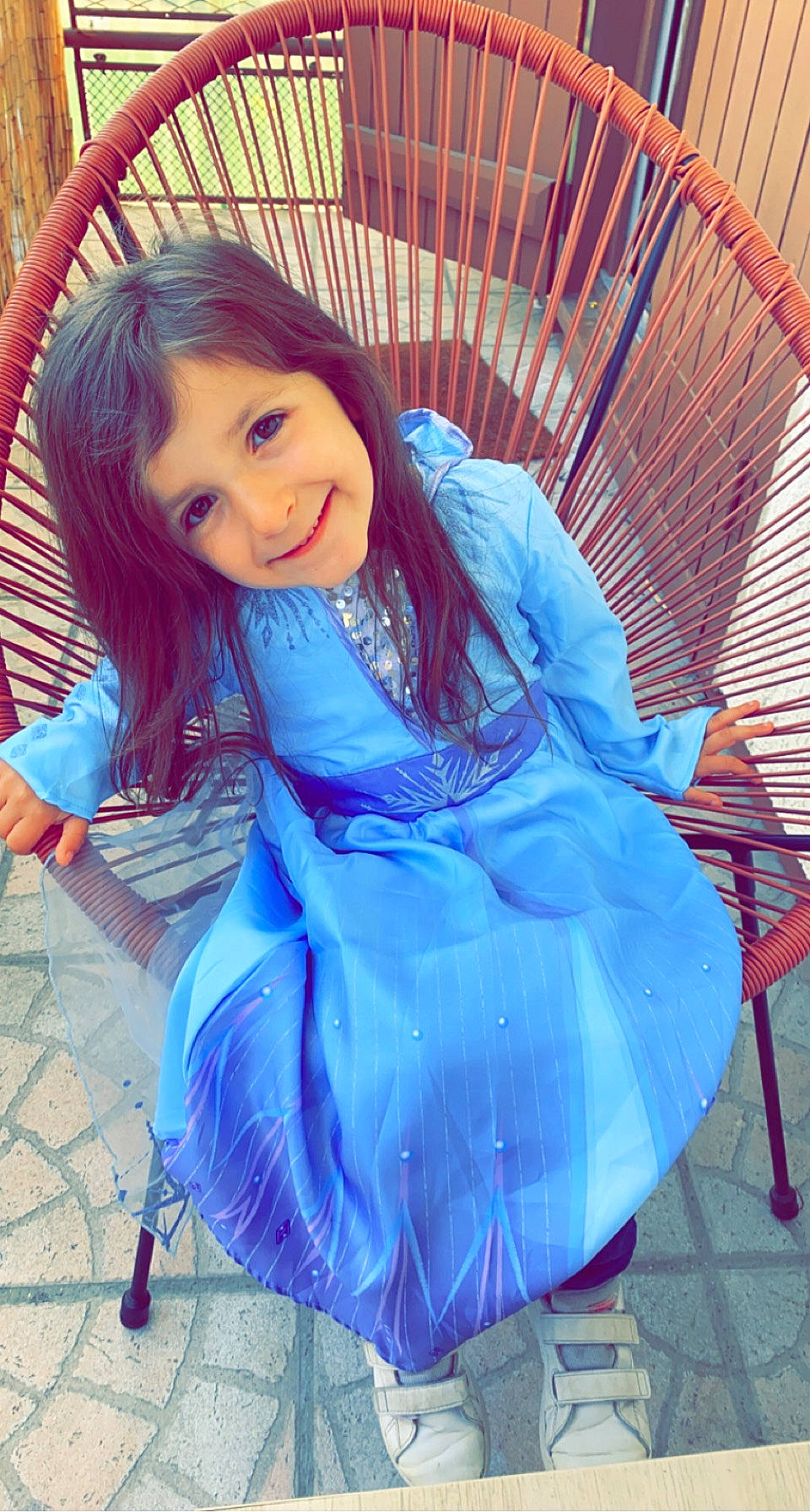 Rose a rejoint le concours — aidez-le/la à gagner de superbes lots ! bangs, black_hair, clothing, electric_blue, eye, flash_photography, grass, hair, happy, human_leg, iris, joy, leisure, long_hair, magenta, mouth, organ, person, skin, smile