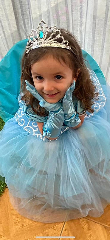 Rose participe au concours pour gagner de l'argent avec cette photo : azure, blue, clothing, dress, eye, face, facial_expression, fashion, flash_photography, hair, hairstyle, happy, head, human, joy, organ, person, photograph, purple, skin