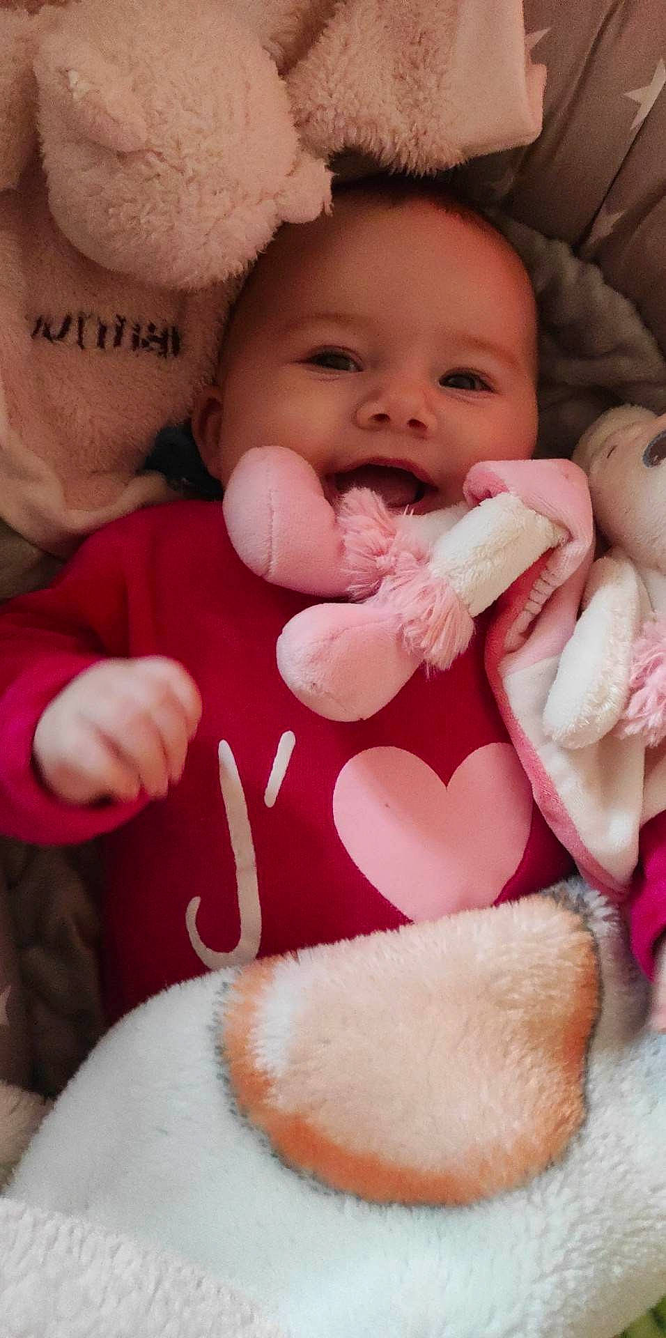 Lounnah a rejoint le concours — aidez-le/la à gagner de superbes lots ! baby, baby_toddler_clothing, cheek, child, comfort, finger, fun, fur, gesture, happy, nail, peach, person, pink, skin, smile, sweetness, teddy_bear, thumb, toddler