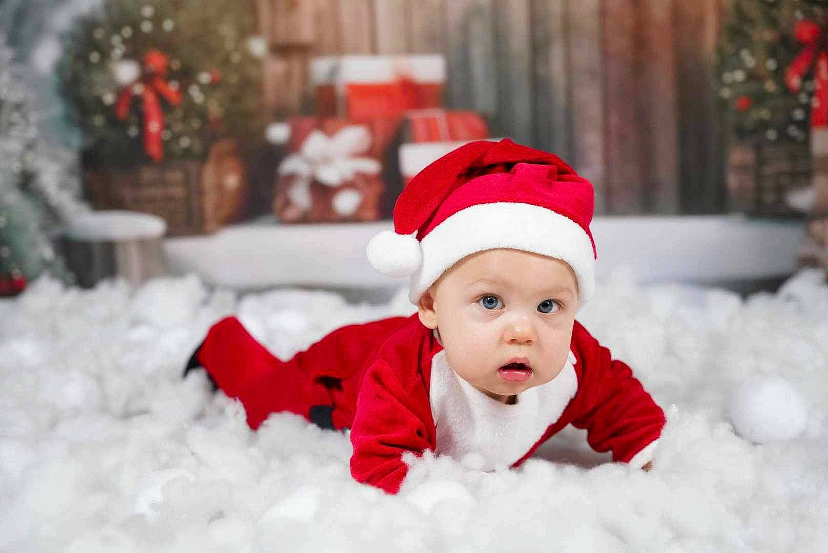 Ezyo a rejoint le concours — aidez-le/la à gagner de superbes lots ! baby, baby_toddler_clothing, child, christmas, comfort, event, fictional_character, freezing, fun, fur, happy, headwear, holiday, human_body, person, santa_claus, sitting, sleeve, smile, snow