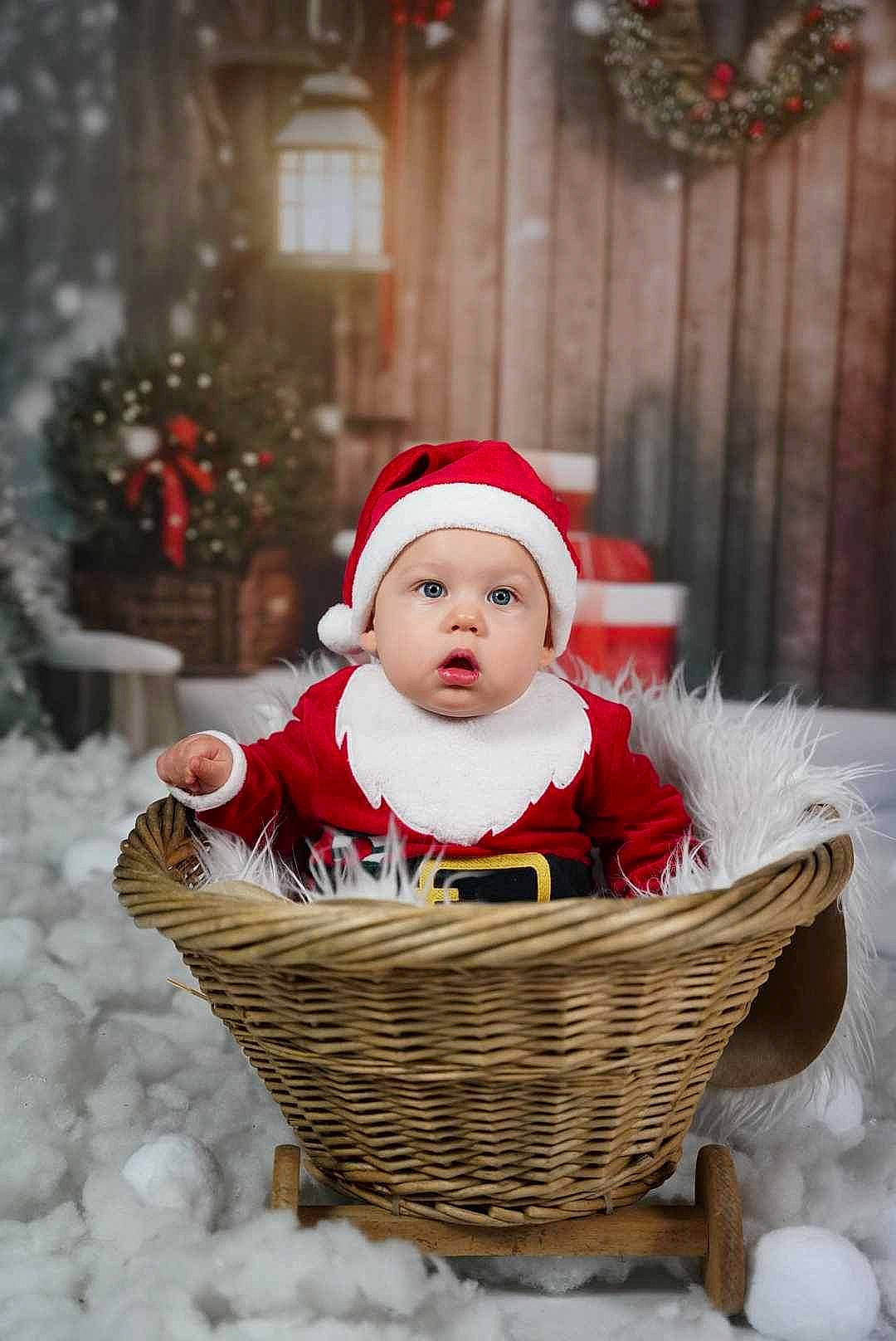 Ezyo participe au concours pour gagner de l'argent avec cette photo : baby, baby_toddler_clothing, basket, child, christmas, event, eye, fun, happy, hat, headwear, holiday, human_body, people_in_nature, person, photograph, sitting, snow, toddler, tree