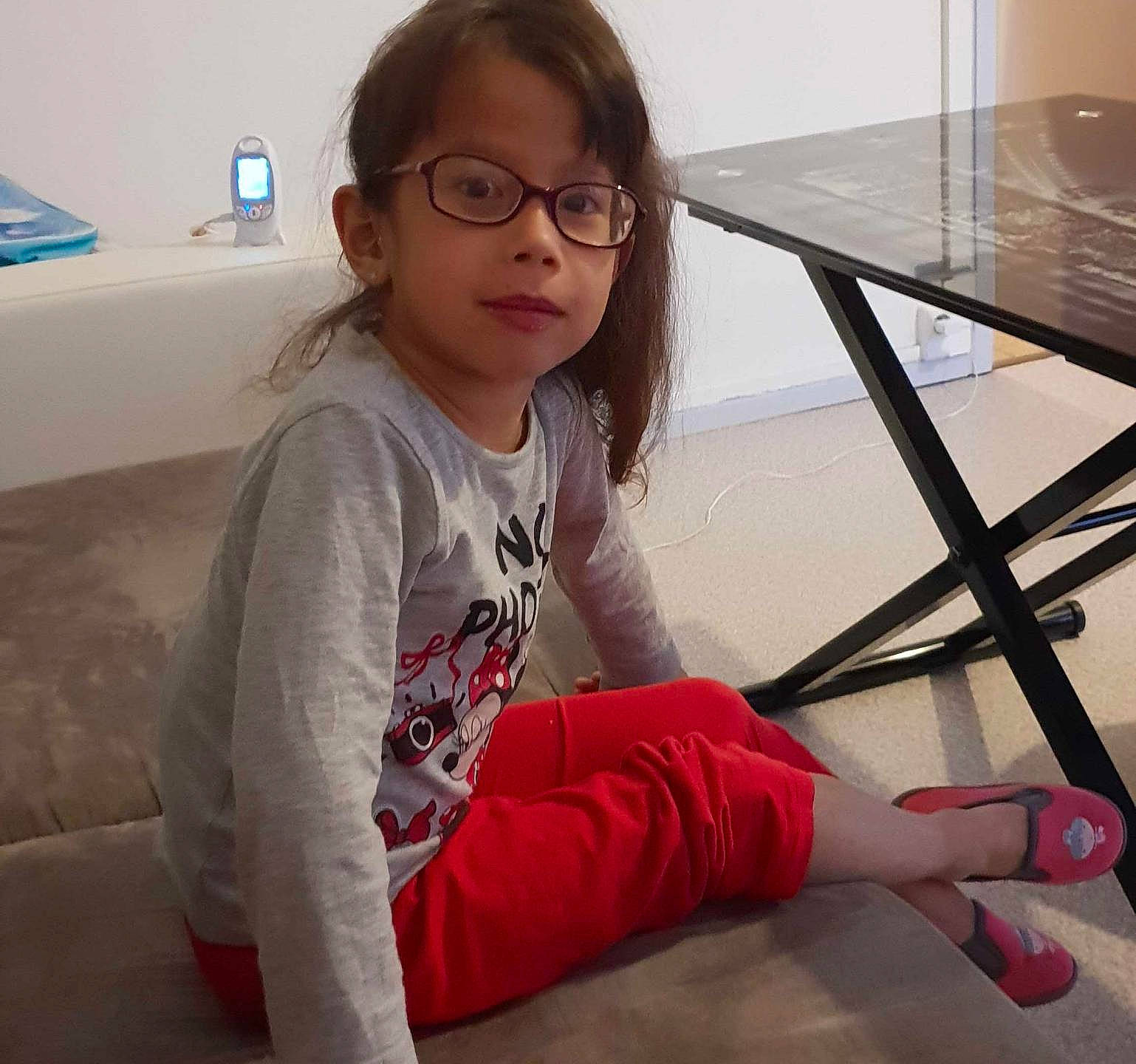 Nana a rejoint le concours — aidez-le/la à gagner de superbes lots ! arm, child, eyewear, floor, glasses, joint, leg, person, sitting, vision_care