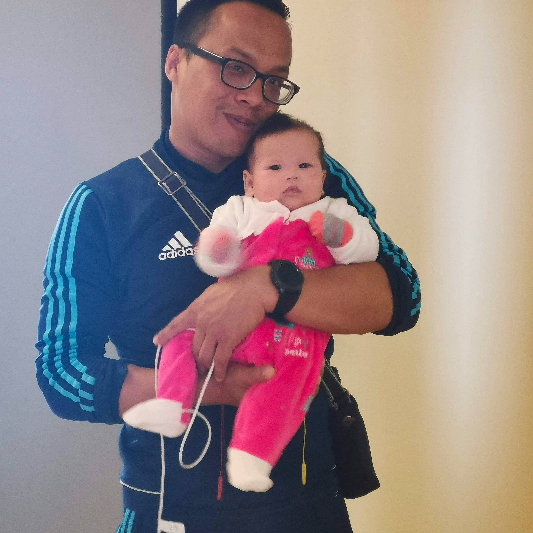 Linsay participe au concours pour gagner de l'argent avec cette photo : abdomen, arm, baby, baby_carriage, baby_products, cheek, child, hand, happy, head, human_body, joint, people, person, pink, product, red, shoulder, skin, smile