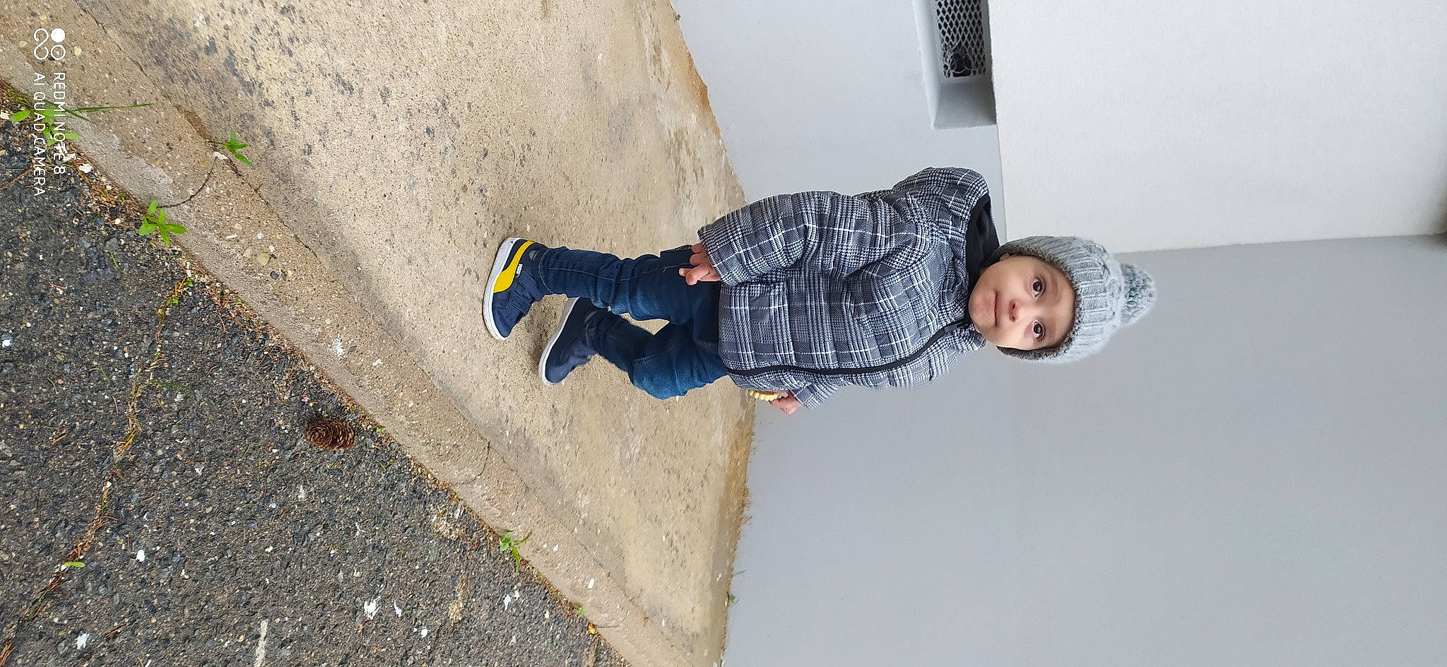 Mathys participe au concours pour gagner de l'argent avec cette photo : asphalt, child, concrete, flooring, fun, headwear, human_leg, jacket, outdoor_shoe, person, recreation, road_surface, shadow, smile, toddler, walking_shoe, winter