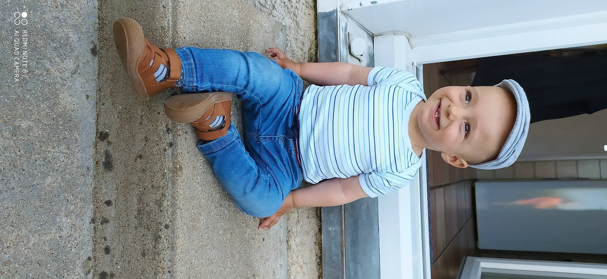 Mathys participe au concours pour gagner de l'argent avec cette photo : arm, denim, elbow, electric_blue, foot, happy, hat, headwear, human_leg, joint, joy, knee, leg, person, shorts, sitting, sleeve, smile, t_shirt, thigh