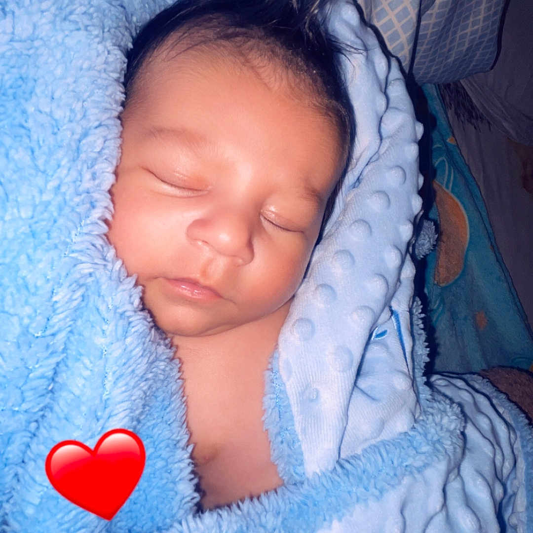 Zaytan participe au concours pour gagner de l'argent avec cette photo : baby, bed, bedroom, blanket, clothing, cradle, crib, face, furniture, head, indoors, infantbed, newborn, person, photography, portrait, quilt, room, sleeping, towel