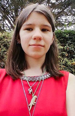 Clémence participe au concours pour gagner de l'argent avec cette photo : bangs, beauty, blond, body_jewelry, chin, event, fashion_accessory, flash_photography, hair, happy, jewellery, joy, layered_hair, lip, neck, necklace, outerwear, person, photograph, shoulder