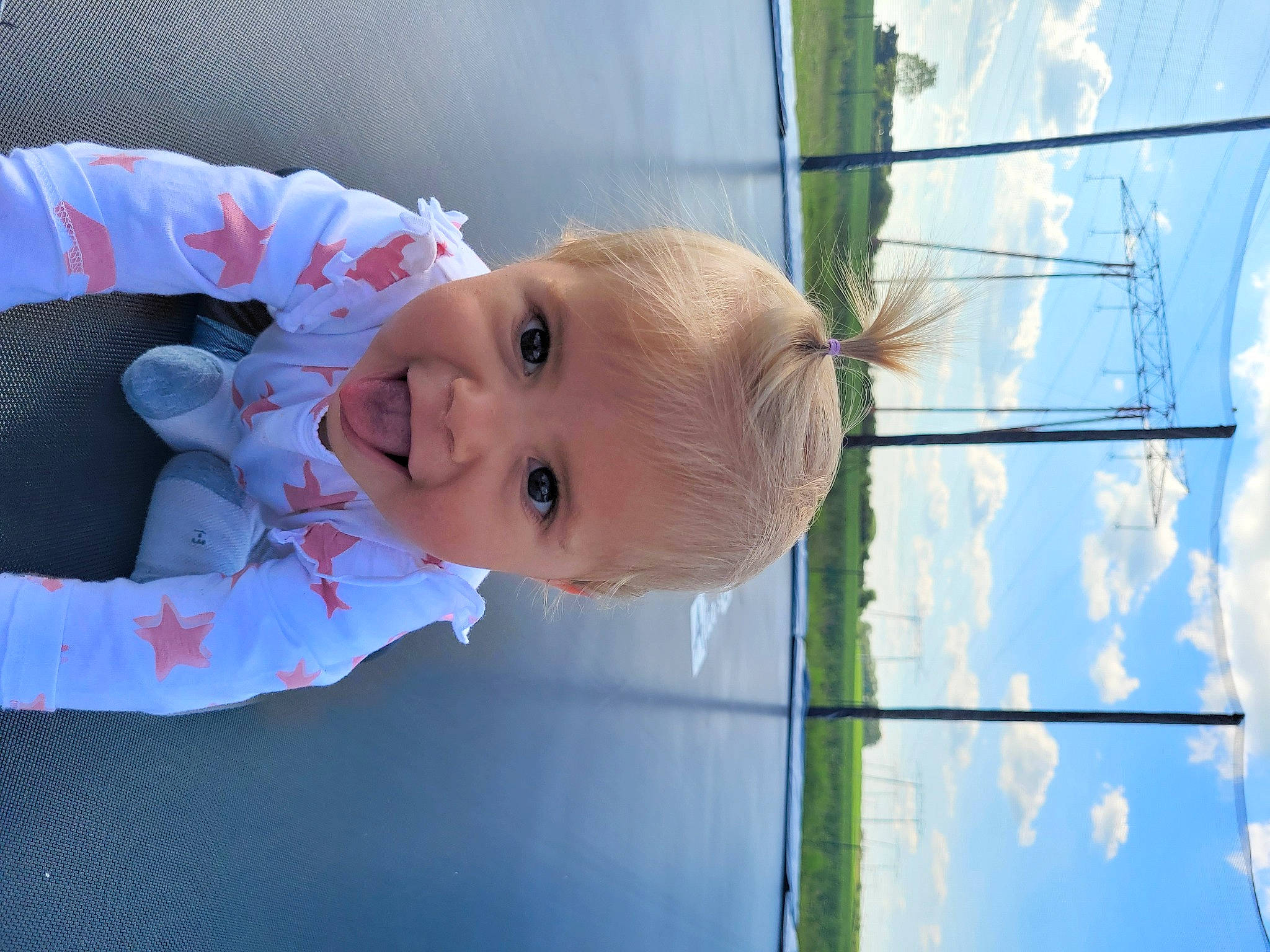 Inaïa participe au concours pour gagner de l'argent avec cette photo : baby, blue, cloud, eye, face, hair, hairstyle, happy, head, human_body, iris, nose, person, plant, skin, sky, smile, toddler, tree, water