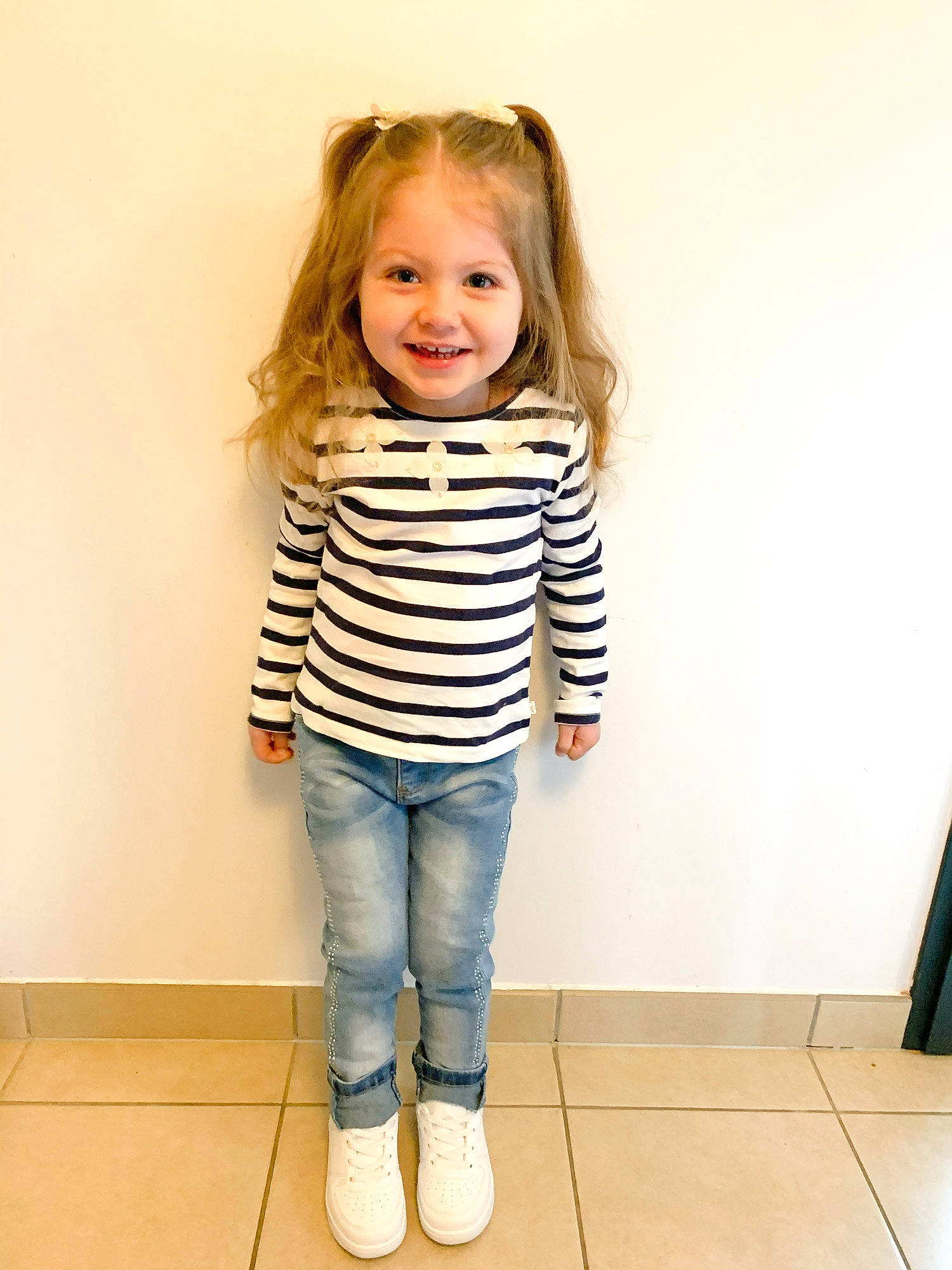 Mélyna a rejoint le concours — aidez-le/la à gagner de superbes lots ! baby_toddler_clothing, denim, eye, face, facial_expression, floor, flooring, happy, head, jeans, joy, knee, leg, neck, outerwear, person, skin, sleeve, smile, standing