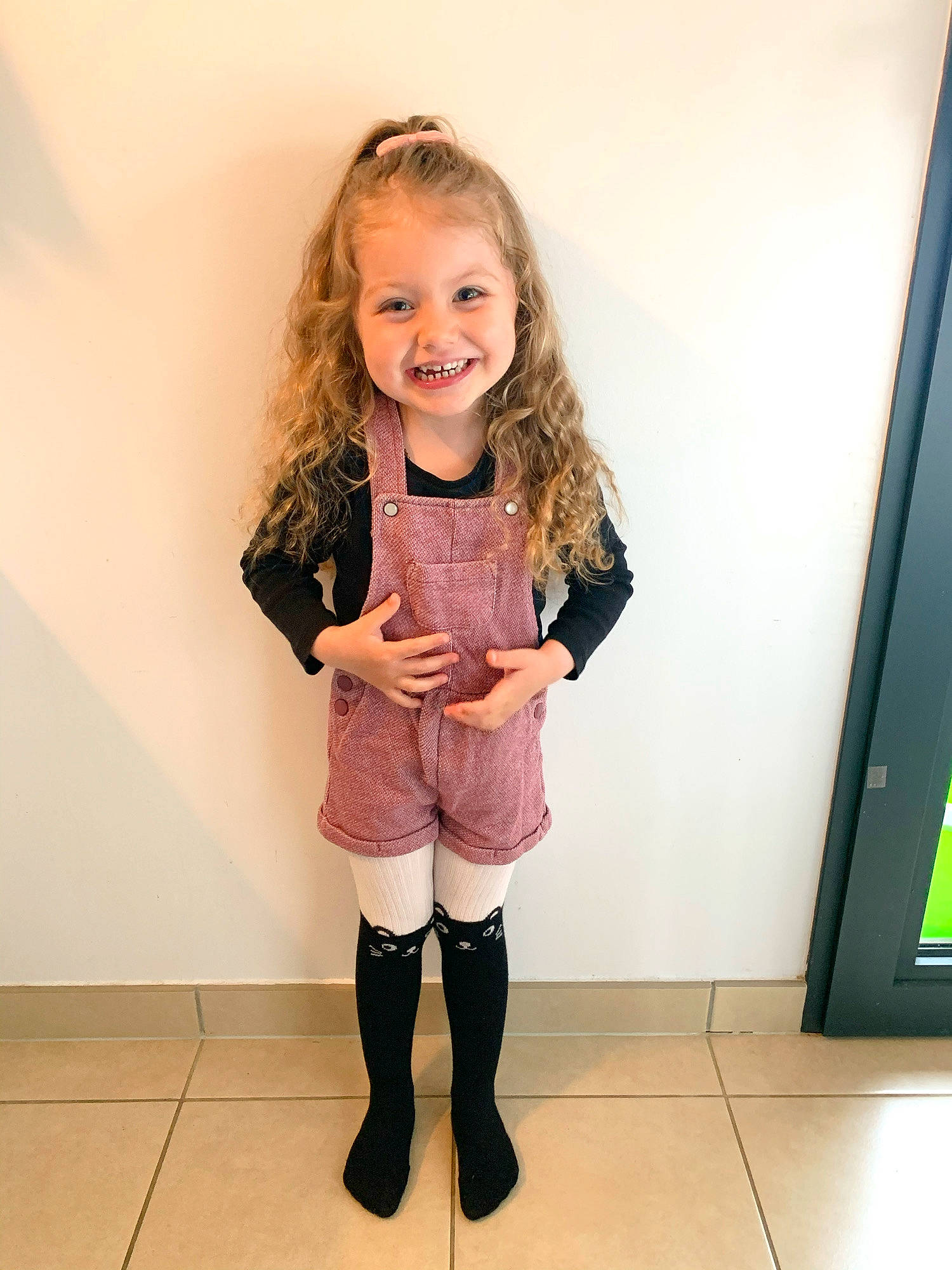 Mélyna a rejoint le concours — aidez-le/la à gagner de superbes lots ! eye, face, flash_photography, flooring, hair, happy, head, joy, knee, leg, person, pink, shoe, shorts, skin, sleeve, smile, sock, sportswear, thigh